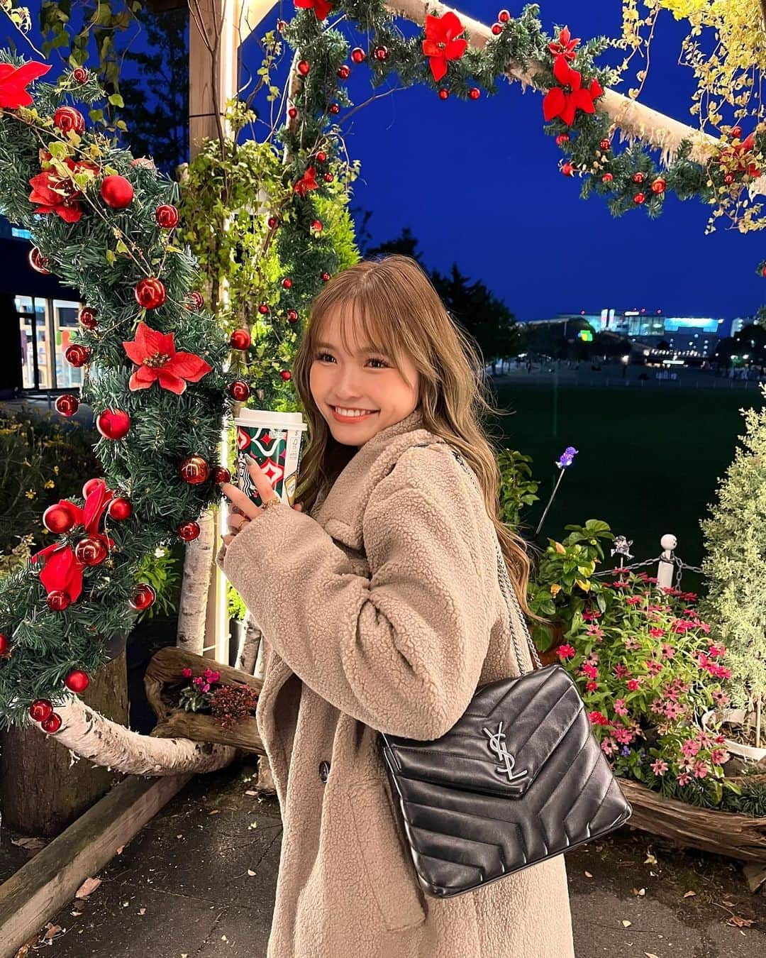 baby.maiさんのインスタグラム写真 - (baby.maiInstagram)「. クリスマス時期ってどこもかわいすぎるぅ🎄❤️ どっかイルミネーションもいきたいな✨  そう言えばカラーしてきた💇🏽‍♀️ 今回はちょっと明るめに🫶🏽 いつもありがとうございます🎀 @ippei1005  @kobe_lettuce #kobelettuce #PR  #クリスマス #イルミネーション」11月19日 19時19分 - maixxaloha