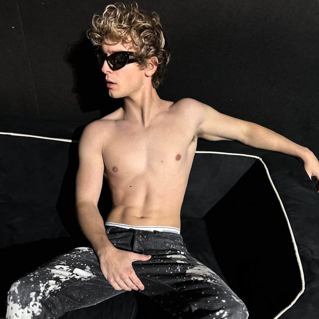 ディースクエアードのインスタグラム：「A little taste of @joshbeauchamp 👅  Taken by Dan Caten 📸 Backstage at the FW23 Advertising Campaign   #DSQUARED2 #JOSHBEAUCHAMP」