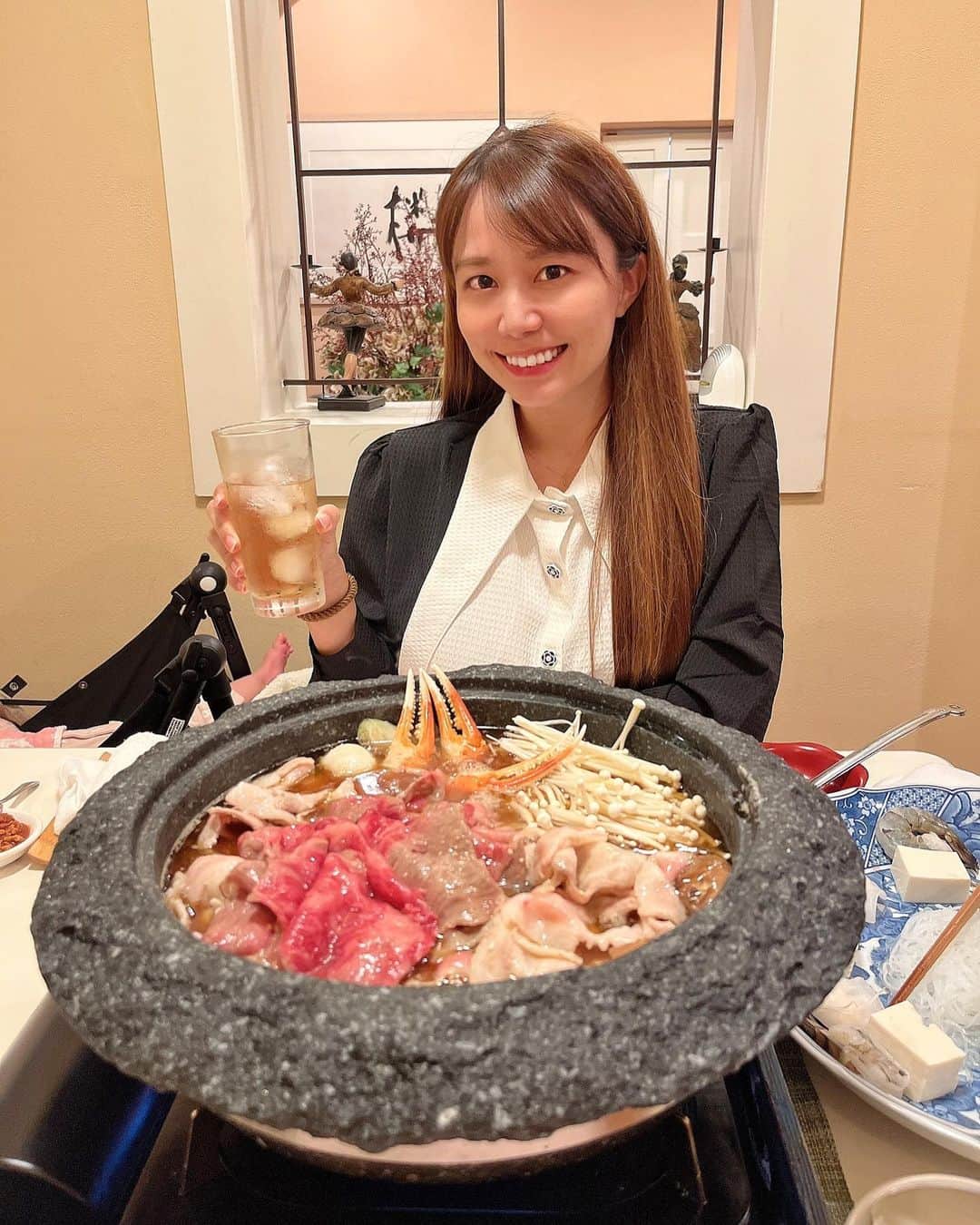 とくさきさんのインスタグラム写真 - (とくさきInstagram)「少し久しぶりに石頭楼に行って来た💕 母と弟と娘っちと4人で😌 . やっぱりこれからの時期は鍋がいいですね❤️🍲🦀 👶がいても行けるお店は本当に助かる🥰 . #六本木#石頭楼アネックス#鍋#家族ご飯#女の子ママ#0歳児ママ#ママゴルファー#ゴルフ女子#golfgirl」11月19日 19時23分 - tokusaki_golf