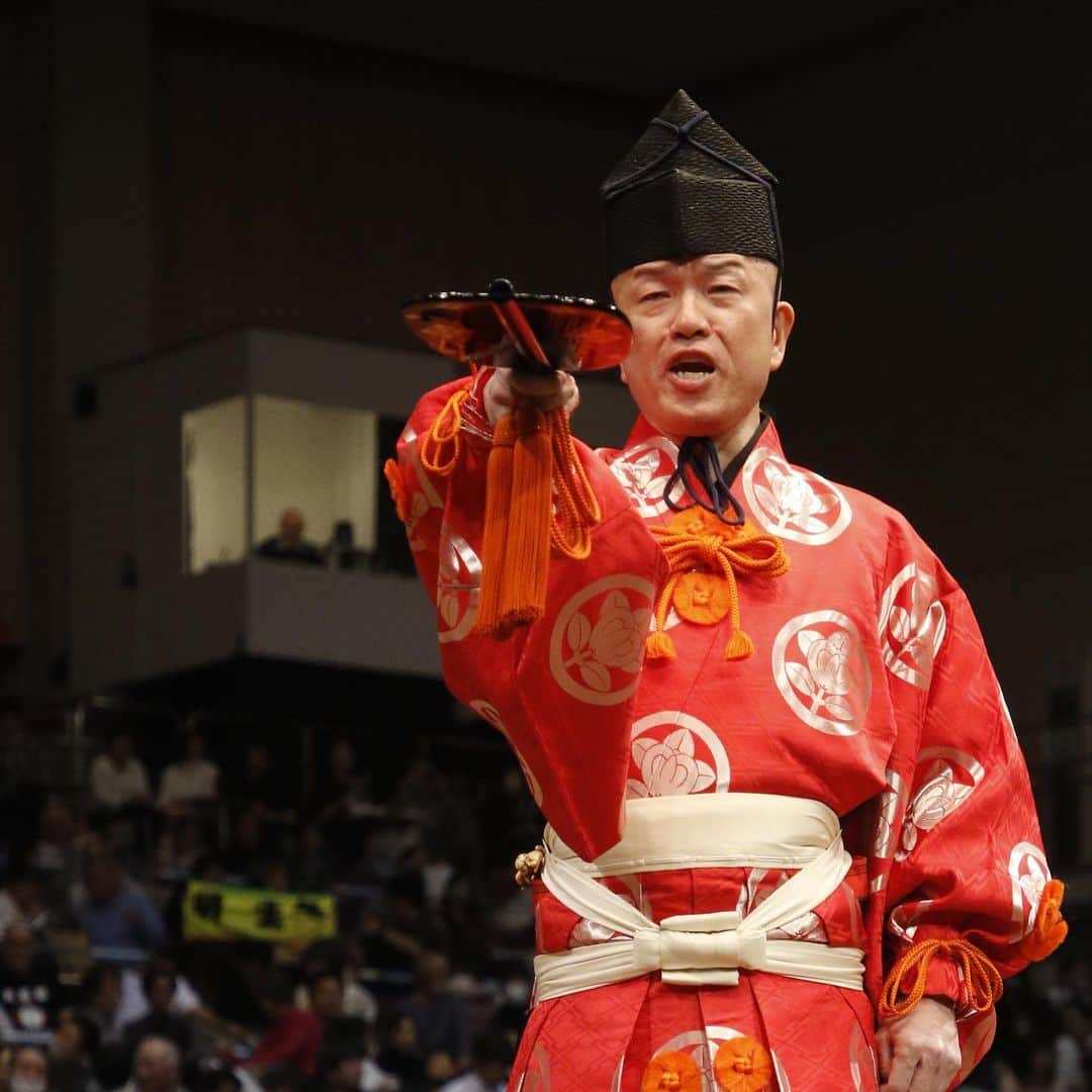 日本相撲協会さんのインスタグラム写真 - (日本相撲協会Instagram)「大相撲九州場所8日目！  幕内唯一の1敗は#一山本  2敗には9人の力士が並ぶ。  十両は1敗でトップを走っていた#大の里 が敗れ、#琴勝峰 と#紫雷 の3人が2敗で並ぶ展開に。  本日は行司特集です。 色鮮やかな装束や土俵上での所作にも是非ご注目下さい。  @sumokyokai  #大相撲 #sumo #相撲 #力士 #お相撲さん #japanphoto #sumowrestlers #japanculture #九州場所 #11月場所 #十一月場所 #福岡国際センター #行司 #式守伊之助 #木村容堂 #木村庄太郎 #木村晃之助 #木村寿之介 #式守勘太夫 #木村元基 #木村秋治郎 #式守錦太夫 #木村銀治郎 #木村要之助 #式守鬼一郎 #木村朝之助」11月19日 19時33分 - sumokyokai