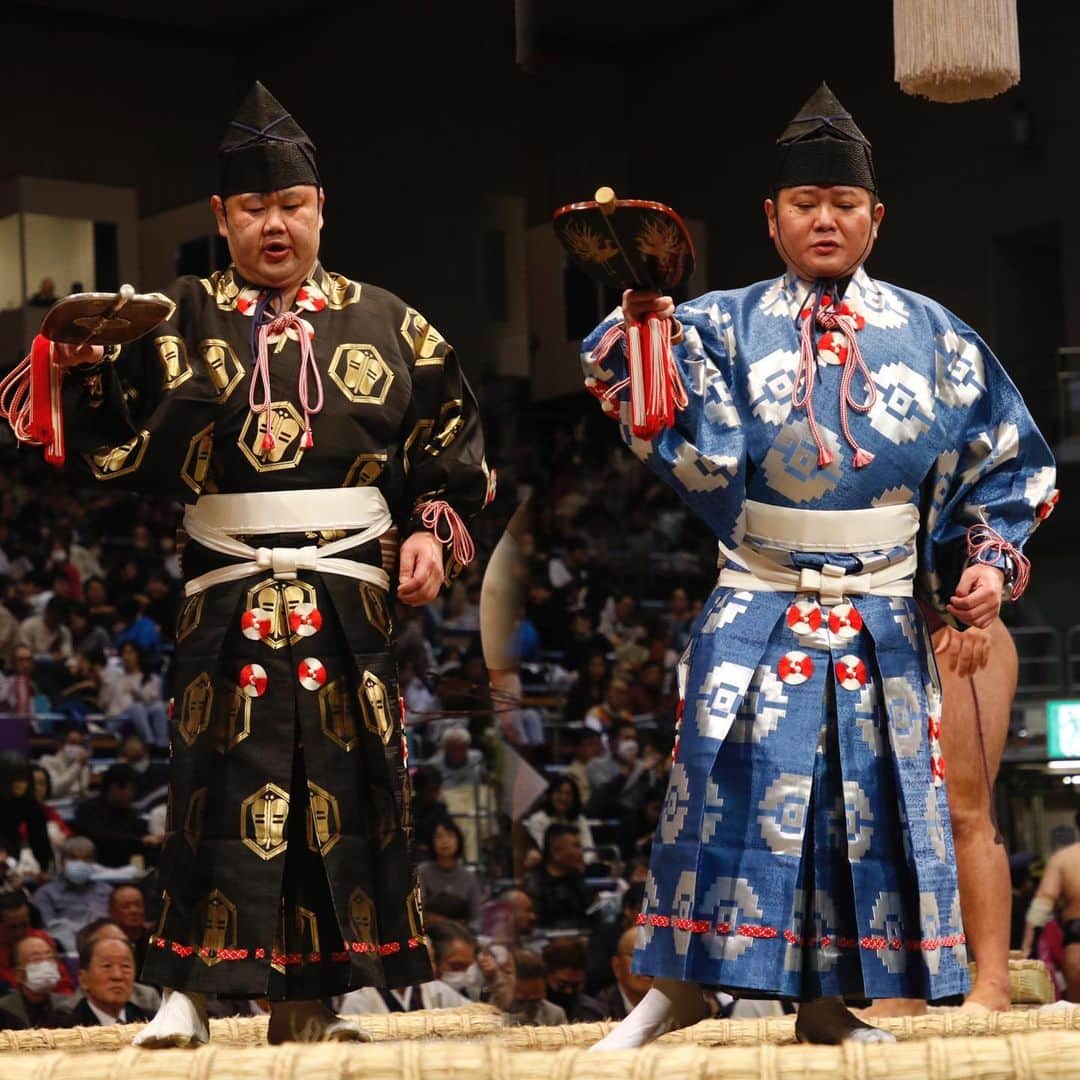 日本相撲協会さんのインスタグラム写真 - (日本相撲協会Instagram)「大相撲九州場所8日目！  幕内唯一の1敗は#一山本  2敗には9人の力士が並ぶ。  十両は1敗でトップを走っていた#大の里 が敗れ、#琴勝峰 と#紫雷 の3人が2敗で並ぶ展開に。  本日は行司特集です。 色鮮やかな装束や土俵上での所作にも是非ご注目下さい。  @sumokyokai  #大相撲 #sumo #相撲 #力士 #お相撲さん #japanphoto #sumowrestlers #japanculture #九州場所 #11月場所 #十一月場所 #福岡国際センター #行司 #式守伊之助 #木村容堂 #木村庄太郎 #木村晃之助 #木村寿之介 #式守勘太夫 #木村元基 #木村秋治郎 #式守錦太夫 #木村銀治郎 #木村要之助 #式守鬼一郎 #木村朝之助」11月19日 19時33分 - sumokyokai