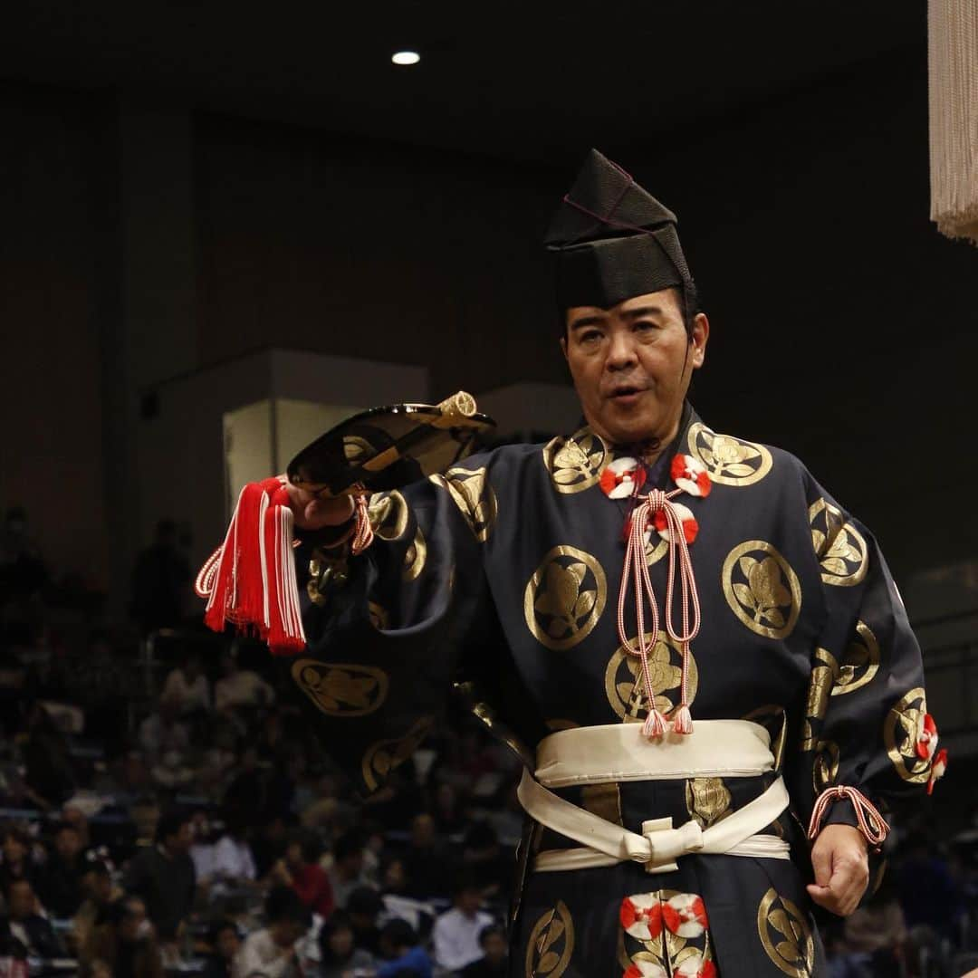 日本相撲協会さんのインスタグラム写真 - (日本相撲協会Instagram)「大相撲九州場所8日目！  幕内唯一の1敗は#一山本  2敗には9人の力士が並ぶ。  十両は1敗でトップを走っていた#大の里 が敗れ、#琴勝峰 と#紫雷 の3人が2敗で並ぶ展開に。  本日は行司特集です。 色鮮やかな装束や土俵上での所作にも是非ご注目下さい。  @sumokyokai  #大相撲 #sumo #相撲 #力士 #お相撲さん #japanphoto #sumowrestlers #japanculture #九州場所 #11月場所 #十一月場所 #福岡国際センター #行司 #式守伊之助 #木村容堂 #木村庄太郎 #木村晃之助 #木村寿之介 #式守勘太夫 #木村元基 #木村秋治郎 #式守錦太夫 #木村銀治郎 #木村要之助 #式守鬼一郎 #木村朝之助」11月19日 19時33分 - sumokyokai