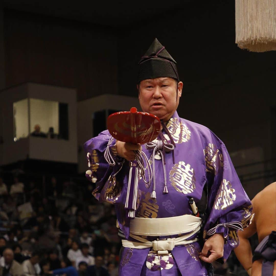 日本相撲協会のインスタグラム：「大相撲九州場所8日目！  幕内唯一の1敗は#一山本  2敗には9人の力士が並ぶ。  十両は1敗でトップを走っていた#大の里 が敗れ、#琴勝峰 と#紫雷 の3人が2敗で並ぶ展開に。  本日は行司特集です。 色鮮やかな装束や土俵上での所作にも是非ご注目下さい。  @sumokyokai  #大相撲 #sumo #相撲 #力士 #お相撲さん #japanphoto #sumowrestlers #japanculture #九州場所 #11月場所 #十一月場所 #福岡国際センター #行司 #式守伊之助 #木村容堂 #木村庄太郎 #木村晃之助 #木村寿之介 #式守勘太夫 #木村元基 #木村秋治郎 #式守錦太夫 #木村銀治郎 #木村要之助 #式守鬼一郎 #木村朝之助」