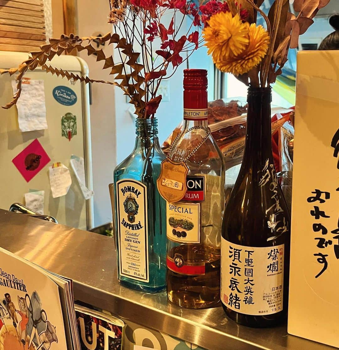 渡辺祐のインスタグラム：「山口 湯田温泉「cafe&pub kirikou（キリク）」 #ブラり献杯の旅 こちらの #フォー うまーい。でも食べちゃったので写真がありません（笑）。奇跡のイヴェントのフライヤーは2年前か。#ボトルのタグに献杯 #BAR Ali-Ollie!!!!」