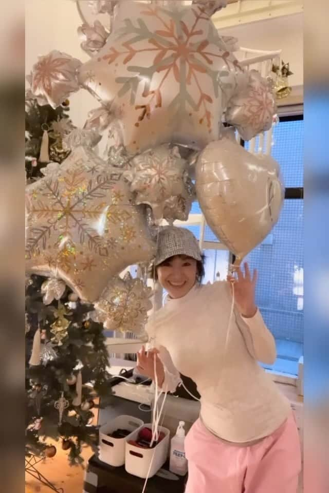 樫木裕実のインスタグラム：「今年も2023のクリスマスバルーンを いただきました💕 ありがとう💕 今年は友利新ちゃんから譲り受けたクリスマスツリーに 合うようにゴールドかシルバーの雪がいいなぁって 言ったらぴったりのバルーンがラスト3でギリギリ ありましたーって千佳ちゃんが持って来てくれました💕  レッスン終わってバルーンを持ってスタジオ各所で撮りました。 こうして残しておくと記念になります。 さて今日は来年の1月のスケジュールが21時に 私のH.Pにアップされます。 ここから益々寒くなってくると思いますが 血流を全身に促すレッスン、トレーニングをして 自分の身体を守っていける身体作りをしていきましょうね。 よろしくお願いします🙏 今日も楽しかった🩷 満員御礼ありがとうございました🙏  #皆様からの真心たち #2023クリスマスバルーン #studioc #ボディメイク #カーヴィー #将来を見据えた身体作り #樫木裕実」