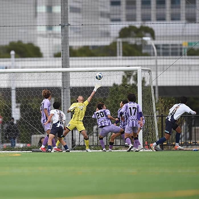 田中裕介さんのインスタグラム写真 - (田中裕介Instagram)「『2023年シーズン終了』  11月18日に関東社会人サッカー 大会準決勝が行われ、SHIBUYA CITY FCは1-2で 敗退が決まりました。 これにより2023年シーズンの 公式戦は終了。今年最大の目標であった『昇格』は 果たせませんでした。  あと一歩。  今、気持ちを整理する事が難しいですが まずは1年間共に戦ってくださった方々に感謝の気持ちを 伝えさせてください。  昨日も現地に多くの方が 駆けつけてくれて、声援を送ってくれました。 LIVE配信を見てくださり熱いメッセージを 送って頂きました。 本当に多くの方に支えられて 昨日のゲームを戦う事ができました。  今シーズンの戦いが昨日の1試合の敗北で 全て無駄になってしまった。 試合終了の笛が鳴った瞬間そう考えました。  結果的には昇格は果たせませんでしたが、クラブとしてこの悔しさ、1試合の重みを経験できた事は自分を含め監督、選手、スタッフのこれからの人生には 間違いなく残ると思います。  シーズンの振り返りはまた改めてさせて頂きます。  関係者の皆様。 1年間SHIBUYA CITY FCを 応援して頂き本当にありがとうございました‼︎  @shibuyacityfc  #shibuyacityfc」11月19日 19時28分 - yusuketanaka_official
