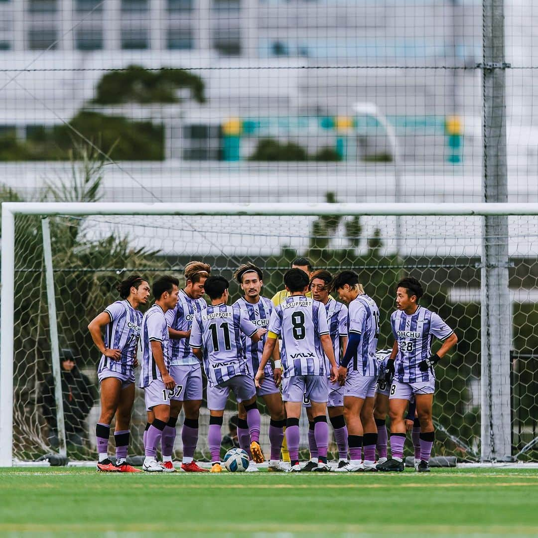 田中裕介のインスタグラム：「『2023年シーズン終了』  11月18日に関東社会人サッカー 大会準決勝が行われ、SHIBUYA CITY FCは1-2で 敗退が決まりました。 これにより2023年シーズンの 公式戦は終了。今年最大の目標であった『昇格』は 果たせませんでした。  あと一歩。  今、気持ちを整理する事が難しいですが まずは1年間共に戦ってくださった方々に感謝の気持ちを 伝えさせてください。  昨日も現地に多くの方が 駆けつけてくれて、声援を送ってくれました。 LIVE配信を見てくださり熱いメッセージを 送って頂きました。 本当に多くの方に支えられて 昨日のゲームを戦う事ができました。  今シーズンの戦いが昨日の1試合の敗北で 全て無駄になってしまった。 試合終了の笛が鳴った瞬間そう考えました。  結果的には昇格は果たせませんでしたが、クラブとしてこの悔しさ、1試合の重みを経験できた事は自分を含め監督、選手、スタッフのこれからの人生には 間違いなく残ると思います。  シーズンの振り返りはまた改めてさせて頂きます。  関係者の皆様。 1年間SHIBUYA CITY FCを 応援して頂き本当にありがとうございました‼︎  @shibuyacityfc  #shibuyacityfc」