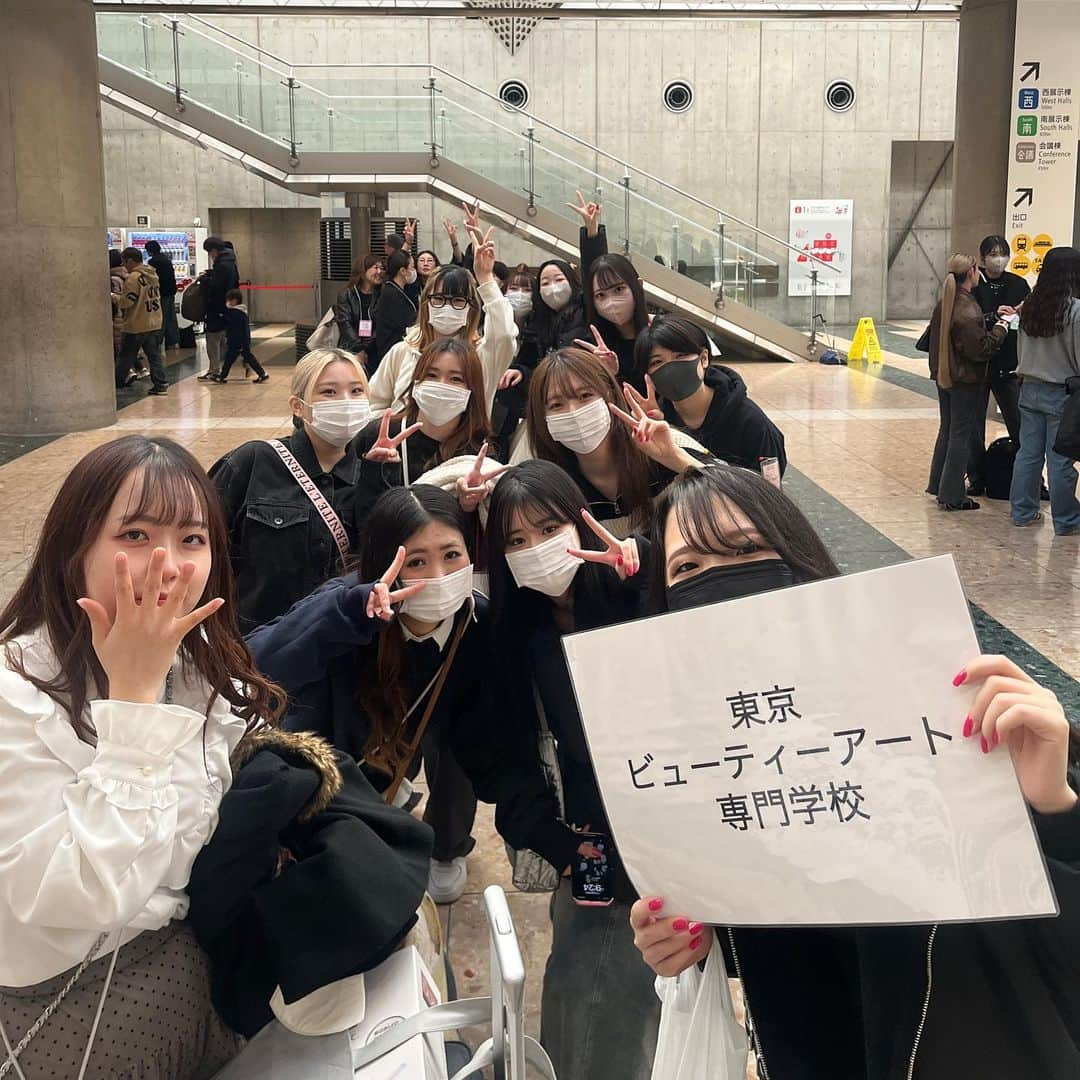 東京ビューティーアート専門学校さんのインスタグラム写真 - (東京ビューティーアート専門学校Instagram)「NAIL EXPO2023コンテスト出場💅🏻 ネイル業界の1ビックイベント💖  コンテスト結果発表 🏆全日本理美容学校対抗　ネイル選手権 　準優勝🥈 🏆ジュニア・スチューデント部門  　ネイルケア 　第6位　青柳美里さん 　第11位　長田渚さん 　第16位　澤邊胡桃さん 　第20位　砂川妃莉さん 　第23位　川岸杏珠さん 🏆ジュニア・スチューデント部門 　ナチュラルスカルプチュア 　第15位　佐藤千明さん 　第28位　大澤里珠さん  ネイル検定最難関の「ネイリスト技能検定1級」が終わってから、ネイルコース2年生のコンテスト出場メンバーはエキスポに向けてずっと練習していました！  ネイルケア部門の6人中5人もノミネートされて素晴らしい結果になりました！しかも133名の出場者もいるのに第6位を取れました😭！！ 絶対一生懸命に頑張ったからこそ結果発表された瞬間に嬉しい涙、悔しい涙を流した選手がいました😭💖  コンテスト出場の皆さん、お疲れ様でした☺️ 応援してくれた学校の皆さんもありがとうございました！ 次はジェルネイル検定上級ですね！ファイト✊🏻  .  詳しくはHP/プロフィールから🤲🏻 𝗧𝗼𝗸𝘆𝗼𝗕✖𝗮𝗿𝘁 @tokyo_beauty_art_college  .  #今日の東京ビューティーライフ #東京ビューティーアート #美容学生 #美容専門学校 #三幸学園 #jk #fjk #ヘアメ #エステ #ネイルデザイン #美容 #ネイルエキスポ2023 メイク  #モデル #トータルビューティ #美容好きな人と繋がりたい #美容学生の日常 #美容学生の休日 #お洒落さんと繋がりたい #知る専 #美容学生あるある #コンテスト #美容学生と繋がりたい #美容学生さんと繋がりたい #美容学生の放課後 #美容業界で働く#オープンキャンパススタッフ #ネイルコンテスト #JNA本部認定校 #日本ネイリスト協会」11月19日 19時28分 - tokyo_beauty_art_college