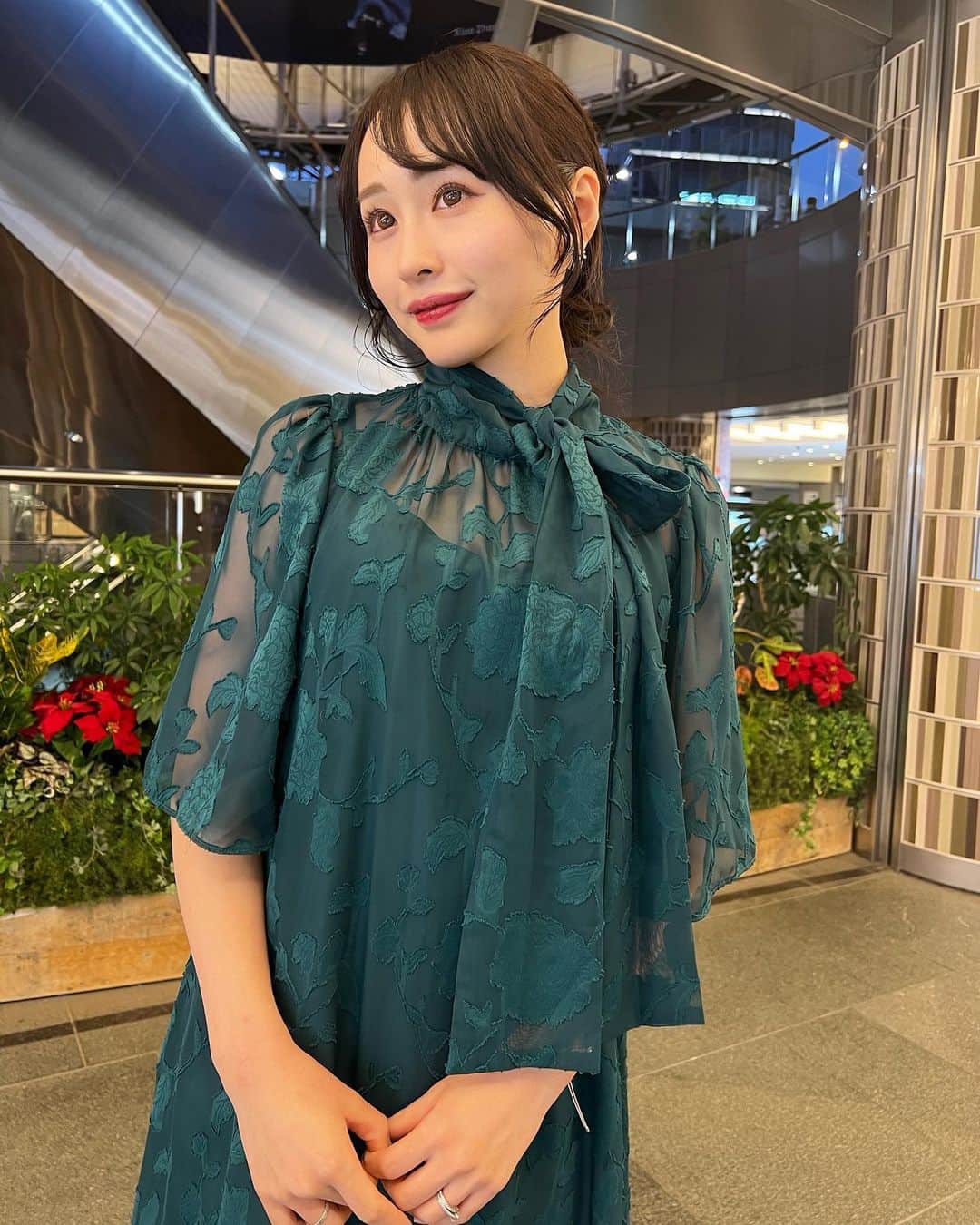 待鳥志織のインスタグラム：「@kana.dress.official さんの2wayドレス🎄❤️ リボンを前に結んで結婚式の日に、後ろに結んでちょっとおしゃれな日のランチとかで使えそう✨ 他にも可愛いドレスが沢山あったよ~~！ #kana#kanadress」