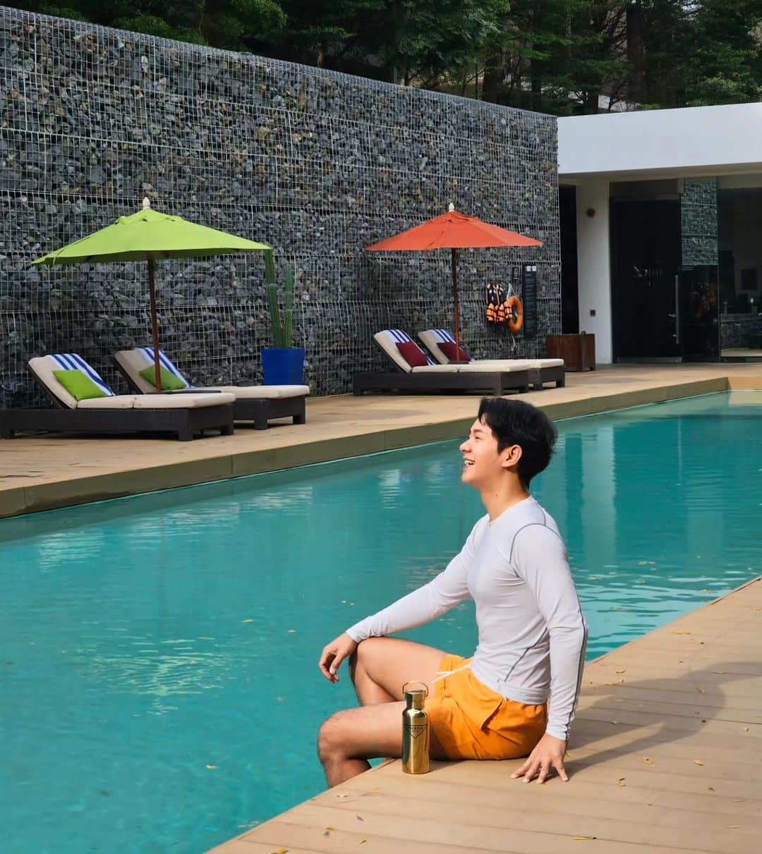 アイス・サランユーのインスタグラム：「🌊So many Pool = @sosofitelhuahin 💙 สระน้ำเยอะมากจริงๆ ทั้งสระส่วนตัว และ สระส่วนกลาง  เล่นครบทุกสระเลย Yeahhhh 🤟🖐🤟 #เที่ยวทั่วไทยกับไอซ์ศรัณยู  #sosofitelhuahin #huahin  #icesarunyu #ไอซ์ศรัณยู」