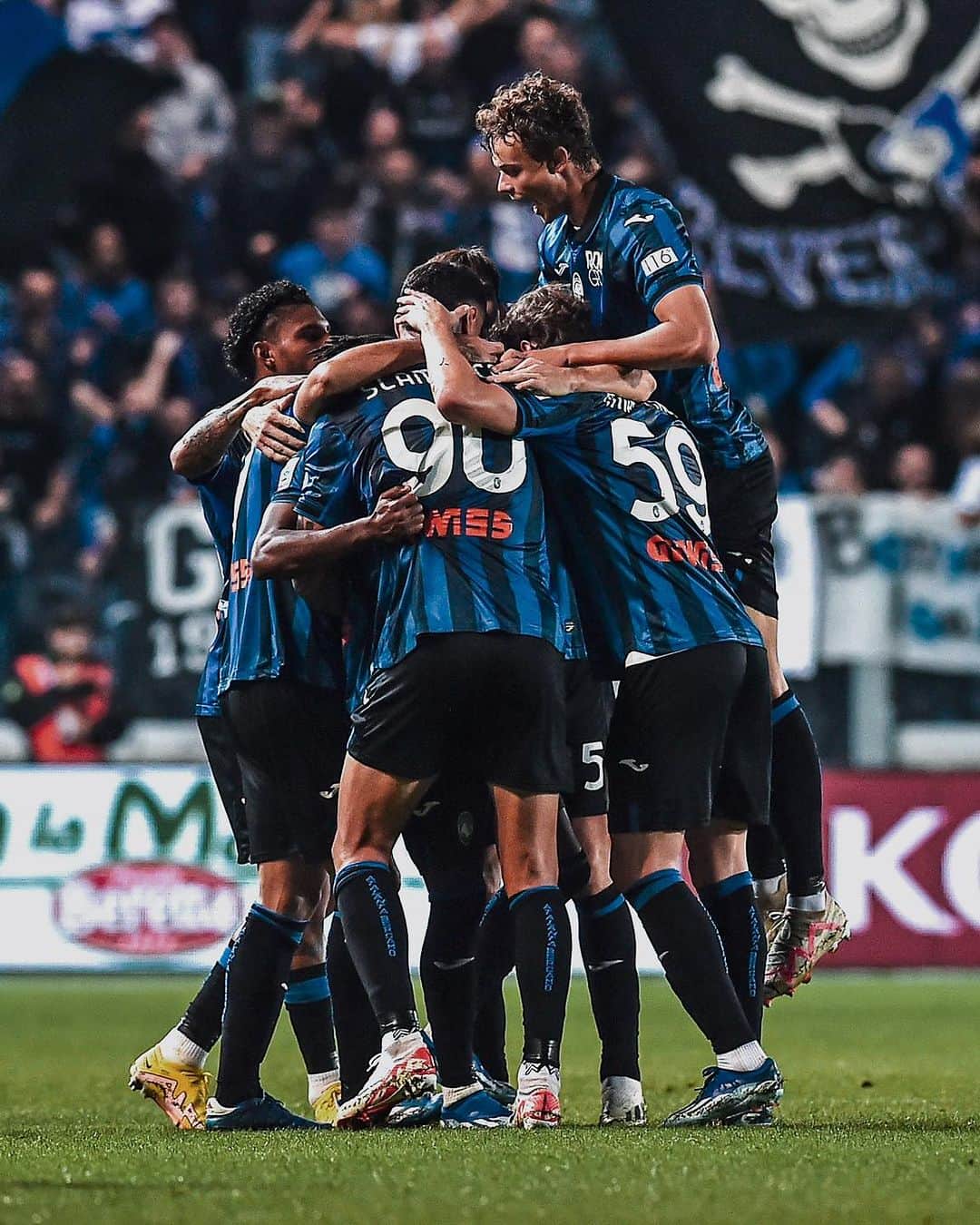 アタランタBCのインスタグラム：「Buona domenica! ☀️ Ci mancate 🫂  Have a nice Sunday! ☀️ Miss you 🖤💙  #GoAtalantaGo」