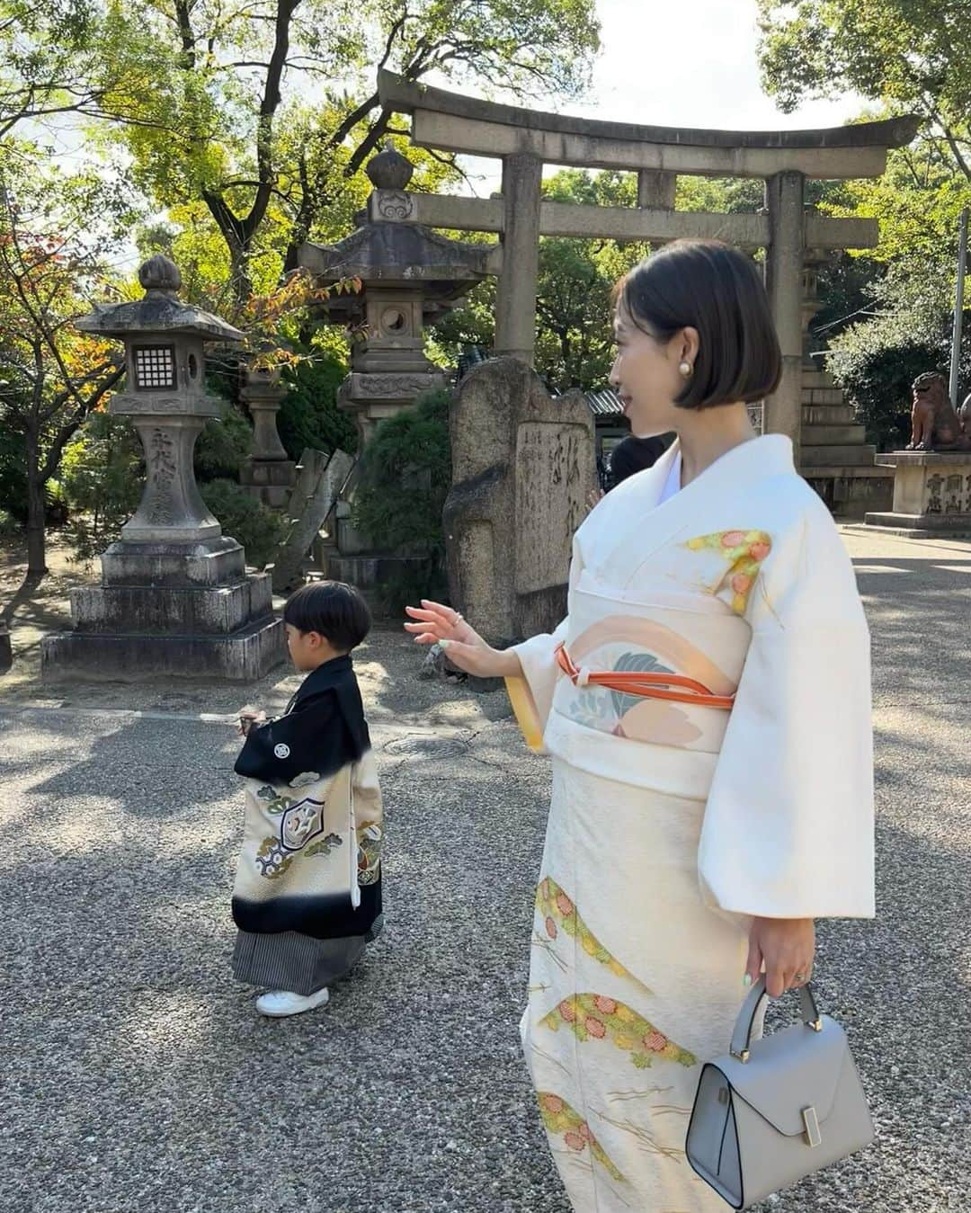 山内一世さんのインスタグラム写真 - (山内一世Instagram)「⛩️ 元気に優しく逞しく、育ってくれていること、 そんな成長といつも支えてくれる皆に感謝の七五三でした。 これからも健やかに🖤👦🏻  家族の節目には昔から撮影していただいている、@takemura_photo さんに今回もお願いしました♡ 仕上がり楽しみ📷  駆けつけてくれた兄家族、 @akichan20 ちゃんも ありがとう🤝🩵  #七五三」11月19日 19時31分 - zu_meer