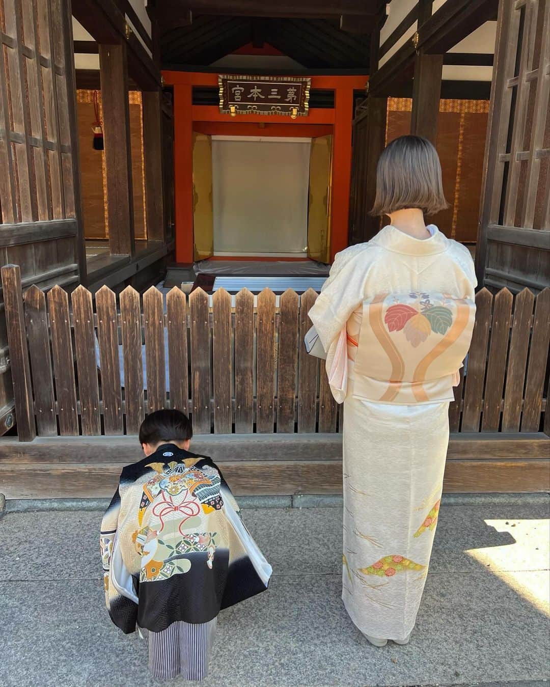 山内一世さんのインスタグラム写真 - (山内一世Instagram)「⛩️ 元気に優しく逞しく、育ってくれていること、 そんな成長といつも支えてくれる皆に感謝の七五三でした。 これからも健やかに🖤👦🏻  家族の節目には昔から撮影していただいている、@takemura_photo さんに今回もお願いしました♡ 仕上がり楽しみ📷  駆けつけてくれた兄家族、 @akichan20 ちゃんも ありがとう🤝🩵  #七五三」11月19日 19時31分 - zu_meer