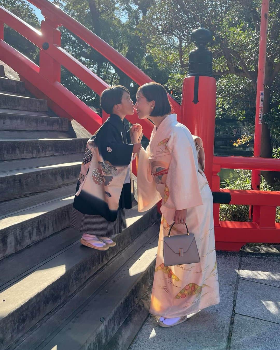 山内一世のインスタグラム：「⛩️ 元気に優しく逞しく、育ってくれていること、 そんな成長といつも支えてくれる皆に感謝の七五三でした。 これからも健やかに🖤👦🏻  家族の節目には昔から撮影していただいている、@takemura_photo さんに今回もお願いしました♡ 仕上がり楽しみ📷  駆けつけてくれた兄家族、 @akichan20 ちゃんも ありがとう🤝🩵  #七五三」