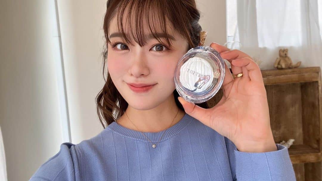 池田裕子さんのインスタグラム写真 - (池田裕子Instagram)「【TIRTIR】マスクフィットクリスタルメッシュクッション @tirtir_jp_official  TIRTIRで一番注目されている人気商品 【MASK FITクッションシリーズ】 より新感覚メッシュタイプのクッションが新発売！ 【4秒に１個売れている！】超人気シリーズ💖  今回発売される『マスクフィットクリスタルメッシュクッション』はツヤ肌に見せたい時にはもちろん、マット肌にしたい時は上からパウダーを重ねてもめちゃくちゃ綺麗に仕上がるよ✨  ナチュラルメイクからしっかりカバーまで対応可能🙆‍♀️パフで重ねる回数で仕上がりをコントロールできるよ。  乾燥肌の人はメッシュクッションだけで、乾燥知らずの綺麗な肌へ💎 脂性肌の人はメッシュクッションにパウダーを重ねてサラっと仕上げてね💎  時間が経ってもくすまない&メイク仕立ての肌をキープできる！乾燥も気にならないのが嬉しい☺️  #PR  #TIRTIR  #マスクフィットクリスタルメッシュクッション」11月19日 19時32分 - kurimushiyoukan