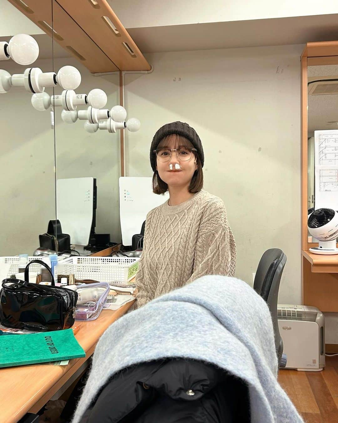 トリンドル玲奈さんのインスタグラム写真 - (トリンドル玲奈Instagram)「舞台「OUT OF ORDER」 兵庫公演を終えました☺️  (ご心配をおかけして、すみませんでした! みなさんにあたたかく迎えていただき、涙が出ました🥲ありがとうございます♡)  初舞台は思うことがたくさんありすぎて、中々まとまりません🥹またいつかじっくりと♡  そして、写真があまりないのですが、 唯一あったのがたまちゃん撮のこちら😂  定期的にしてる鼻うがい。稀に洗浄液が鼻に残ることがあるので、垂れてこないようにティッシュを☺️😉  仙台公演も楽しみ！」11月19日 19時42分 - toritori0123