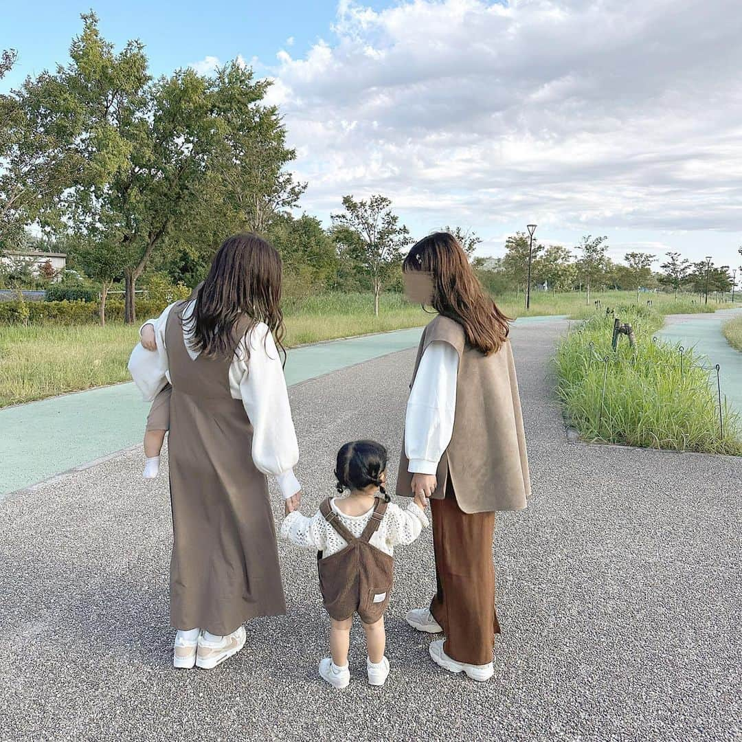 chocoさんのインスタグラム写真 - (chocoInstagram)「** ㅤㅤㅤㅤㅤㅤㅤㅤㅤㅤㅤㅤㅤ はる親子🌸🧸とピクニックしたときの♡ ㅤㅤㅤㅤㅤㅤㅤㅤㅤㅤㅤㅤㅤ 載せない間にもう1ヶ月が経とうとしている😇 この日は強風だったのもいい思い出🤣笑 ㅤㅤㅤㅤㅤㅤㅤㅤㅤㅤㅤㅤㅤ 服は👩🏻👩🏻👧🏻👦🏻👶🏻で淡色合わせ🤎 ㅤㅤㅤㅤㅤㅤㅤㅤㅤㅤㅤㅤㅤ  日常の写真もまだまだあるから いろいろ早く載せたい🤣💓 ㅤㅤㅤㅤㅤㅤㅤㅤㅤㅤㅤㅤㅤ #ピクニック#おしゃピク#ママコーデ#女の子ママ#男の子ママ#リンクコーデ#淡色コーデ#年子ママ#キッズコーデ」11月19日 19時43分 - choco__24_