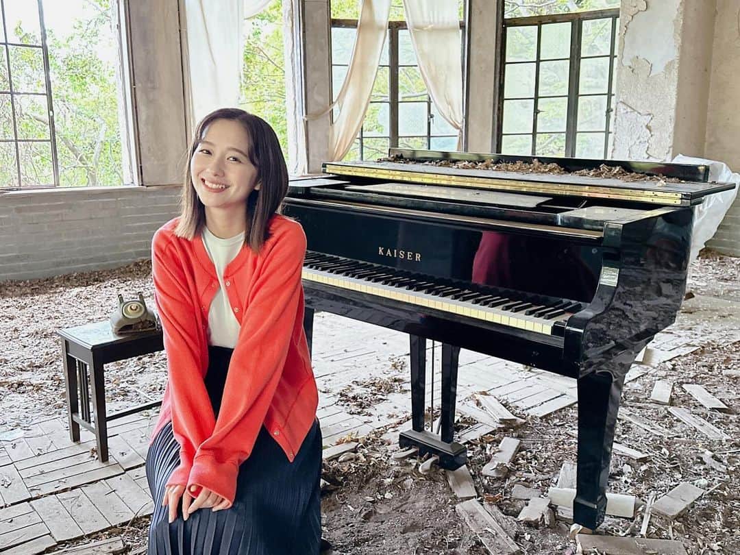 堀田真由のインスタグラム：「・ たとえあなたを忘れても 今夜、第5話です。 空の過去が明らかになります。 台本を読む段階から、とても苦しく 彼を側で見守ってきた沙菜の想いにも 胸を打たれました。 2人の間にながれる温かな時間が とても優しく素敵な回です。 今夜もそれぞれの気持ちを 受け取ってください🌙 第5話は放送時間が２３時〜なので お間違えないように🍵  @anawasu_abc」