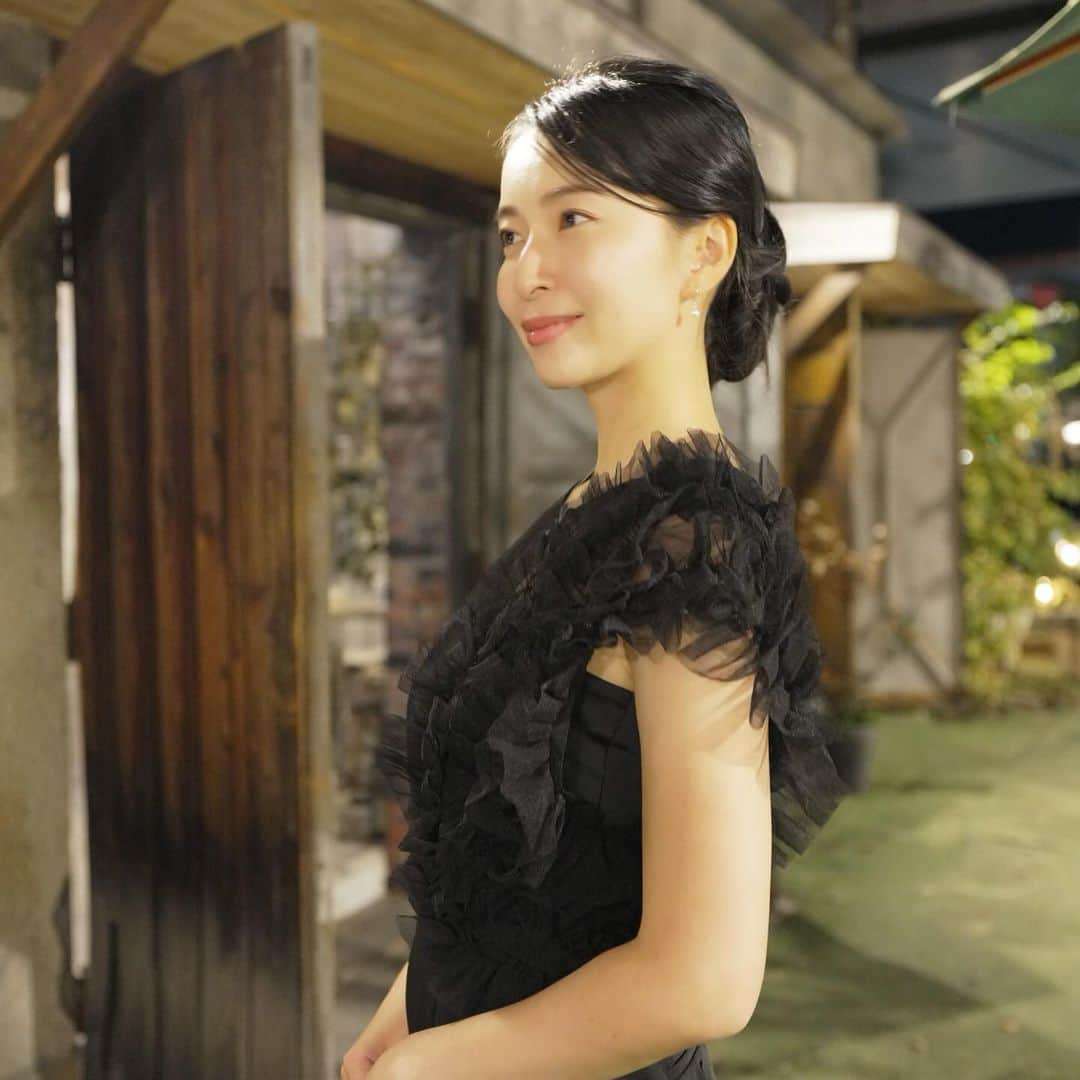 のインスタグラム：「和装の髪型のまま二次会へ行った写真✨  なんか最近時の流れが早すぎて 再来週はもう12月だなんて信じられない😮‍💨😮‍💨  dress @lagunamoon_com  accessories @official_mikimoto」