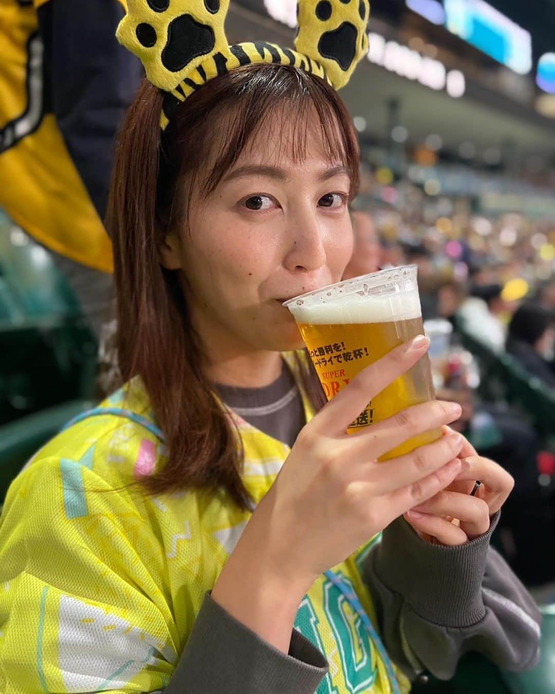 西﨑梨乃のインスタグラム：「. おつかれ生です🍺✨ . 先日の日本シリーズ観戦の写真シリーズです☺️🫶✨ . スポーツ観戦大好きです！！ 特に野球観ながらのビールが 大好きです😉🍻 . あっという間に日曜日！ 明日からも頑張りましょうね🥺！！！ . . @rino_nishizaki  . . #西日本放送 #RNC #岡山 #香川 #アナウンサー #阪神タイガース #TORACO #野球観戦」