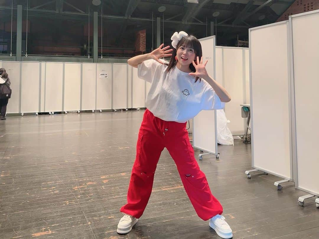 里咲りささんのインスタグラム写真 - (里咲りさInstagram)「大好きな歌を歌わせていただきました🥰テレビ東京が60周年になることを記念して開催された #テレ東60祭 にて、赤ちゃん番組 #シナぷしゅ のぷしゅソングフェスのステージに出演しました！制作と歌唱を担当させていただいた放送中のつきうた「はこのなかからなにかがでてくる」を歌いました！  あかちゃんをはじめ、シナぷしゅファミリーのみなさんがみてくださってるステージに立たせていただけてとっても嬉しかったです！生まれたばかりの方が触れる音楽だから一生懸命作りました。今日は目の前の方々に向けて歌えてよかったです！  2018年から、子供向けアニメの声優をさせていただいてる中で一度だけキャラさんとして歌も歌わせていただいたことがありました。そのときに子供たちからたくさんうれしいお手紙いただいて、こういうことをもっともっとやっていきたい！と思ってたんです。今年、シナぷしゅの飯田プロデューサーに出会って、このような曲を作って歌わせていただくことができて本当に心から嬉しいです。さとさきは飯田さんのことが大好きです！しかもそのきっかけをくださったのは私の高校の先輩で大尊敬して大好きなFM群馬の市川アナ！素敵な人と素敵な人がどんどんつながって私はしあわせでおかしくなってしまいそうです！  いつも応援してくださるみなさんのおかげです、本当に感謝してもしきれません、ありがとうございます！  赤レンガ倉庫のステージで開催だったのですが、何年も前にラーメンフェスのステージで走り回ったことを思い出しました、。大人になりました。  あとテレビ東京の雰囲気がとても好きだなぁと思いました。 さとさきが唯一準レギュラーで3年間出させていただいてた番組もテレビ東京ですので、なんか明るくてユーモアがあって優しくて落ち着く空気があります。また色々出れたらいいな！  嬉しくていっぱい書いちゃったけど、嬉しいことも苦しかったことも積み重ねの先にある未来が愛しくてたまりません。大人になってそういうことがわかるようになってきました！これからもがんばります！  #シナぷしゅ #横浜赤レンガ倉庫 #赤レンガ」11月19日 19時38分 - risasatosaki