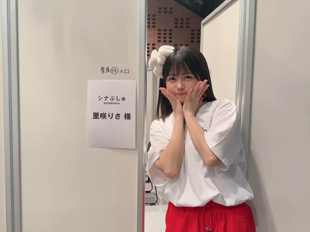 里咲りささんのインスタグラム写真 - (里咲りさInstagram)「大好きな歌を歌わせていただきました🥰テレビ東京が60周年になることを記念して開催された #テレ東60祭 にて、赤ちゃん番組 #シナぷしゅ のぷしゅソングフェスのステージに出演しました！制作と歌唱を担当させていただいた放送中のつきうた「はこのなかからなにかがでてくる」を歌いました！  あかちゃんをはじめ、シナぷしゅファミリーのみなさんがみてくださってるステージに立たせていただけてとっても嬉しかったです！生まれたばかりの方が触れる音楽だから一生懸命作りました。今日は目の前の方々に向けて歌えてよかったです！  2018年から、子供向けアニメの声優をさせていただいてる中で一度だけキャラさんとして歌も歌わせていただいたことがありました。そのときに子供たちからたくさんうれしいお手紙いただいて、こういうことをもっともっとやっていきたい！と思ってたんです。今年、シナぷしゅの飯田プロデューサーに出会って、このような曲を作って歌わせていただくことができて本当に心から嬉しいです。さとさきは飯田さんのことが大好きです！しかもそのきっかけをくださったのは私の高校の先輩で大尊敬して大好きなFM群馬の市川アナ！素敵な人と素敵な人がどんどんつながって私はしあわせでおかしくなってしまいそうです！  いつも応援してくださるみなさんのおかげです、本当に感謝してもしきれません、ありがとうございます！  赤レンガ倉庫のステージで開催だったのですが、何年も前にラーメンフェスのステージで走り回ったことを思い出しました、。大人になりました。  あとテレビ東京の雰囲気がとても好きだなぁと思いました。 さとさきが唯一準レギュラーで3年間出させていただいてた番組もテレビ東京ですので、なんか明るくてユーモアがあって優しくて落ち着く空気があります。また色々出れたらいいな！  嬉しくていっぱい書いちゃったけど、嬉しいことも苦しかったことも積み重ねの先にある未来が愛しくてたまりません。大人になってそういうことがわかるようになってきました！これからもがんばります！  #シナぷしゅ #横浜赤レンガ倉庫 #赤レンガ」11月19日 19時38分 - risasatosaki