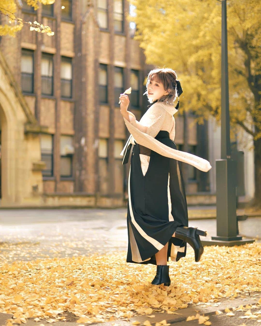 Elyさんのインスタグラム写真 - (ElyInstagram)「In the afternoon, where ginkgo and sunlight merge, enjoying the rustling sound of fallen leaves as we take a stroll together.🍂 Full 30p in this month set A💌 ✧ 銀杏と陽光が融合する午後、落ち葉の上を一緒に歩きながら、そのサラサラとした音を楽しむ🍂 フル写真セット(30枚)は今月のAセットに収録されています💌 ✧ 銀杏與陽光融合的午後，享受著與你散步在的落葉上的沙沙聲🍂 完整寫真組(30p)收錄在本月A組💌  #ely #elycosplay #portrait #hakama #袴 #銀杏」11月19日 19時38分 - eeelyeee