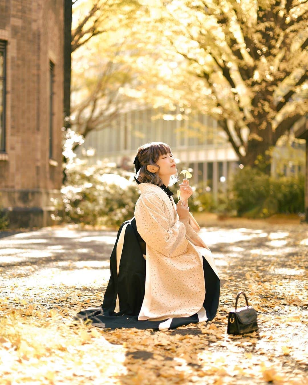 Elyさんのインスタグラム写真 - (ElyInstagram)「In the afternoon, where ginkgo and sunlight merge, enjoying the rustling sound of fallen leaves as we take a stroll together.🍂 Full 30p in this month set A💌 ✧ 銀杏と陽光が融合する午後、落ち葉の上を一緒に歩きながら、そのサラサラとした音を楽しむ🍂 フル写真セット(30枚)は今月のAセットに収録されています💌 ✧ 銀杏與陽光融合的午後，享受著與你散步在的落葉上的沙沙聲🍂 完整寫真組(30p)收錄在本月A組💌  #ely #elycosplay #portrait #hakama #袴 #銀杏」11月19日 19時38分 - eeelyeee