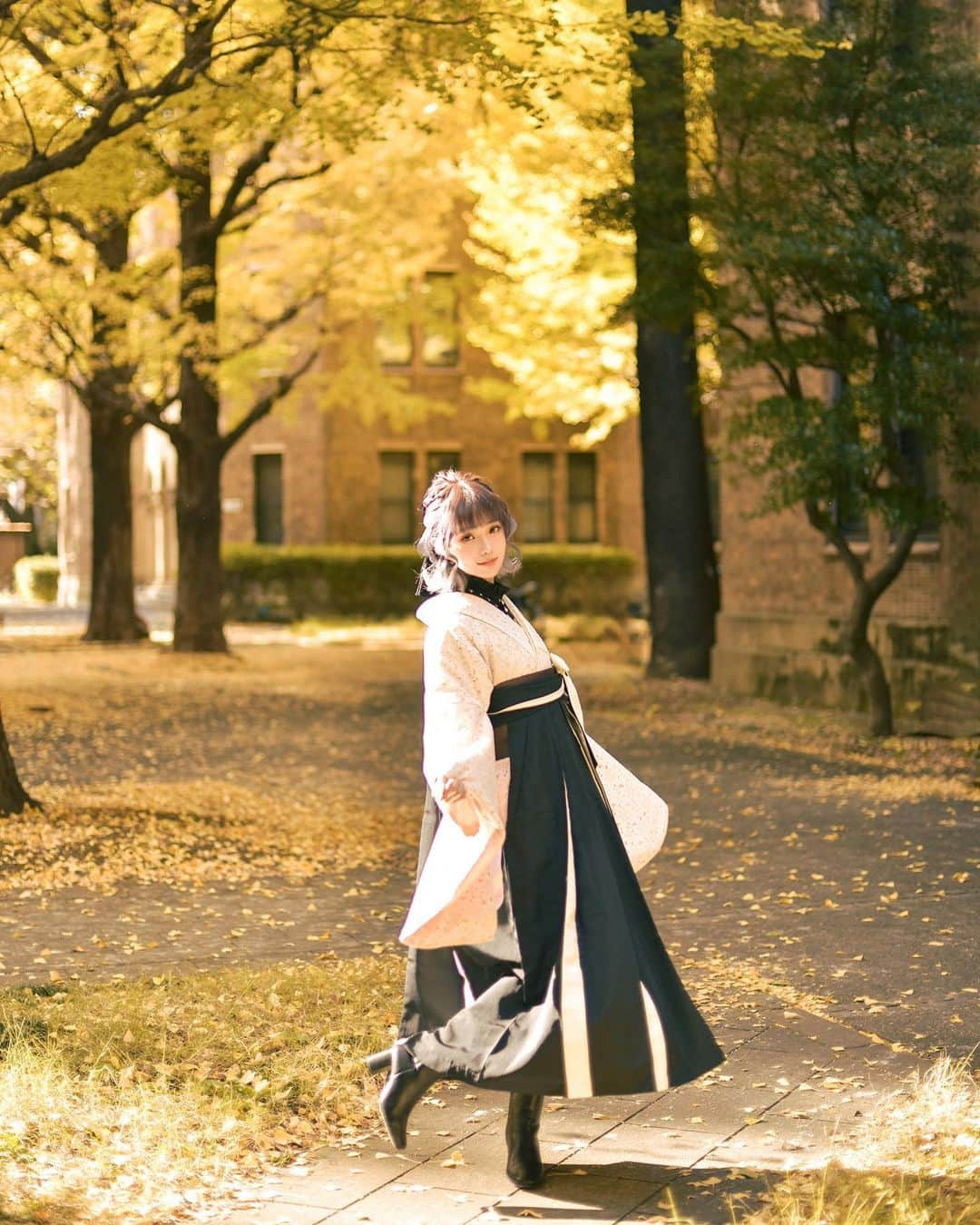 Elyさんのインスタグラム写真 - (ElyInstagram)「In the afternoon, where ginkgo and sunlight merge, enjoying the rustling sound of fallen leaves as we take a stroll together.🍂 Full 30p in this month set A💌 ✧ 銀杏と陽光が融合する午後、落ち葉の上を一緒に歩きながら、そのサラサラとした音を楽しむ🍂 フル写真セット(30枚)は今月のAセットに収録されています💌 ✧ 銀杏與陽光融合的午後，享受著與你散步在的落葉上的沙沙聲🍂 完整寫真組(30p)收錄在本月A組💌  #ely #elycosplay #portrait #hakama #袴 #銀杏」11月19日 19時38分 - eeelyeee