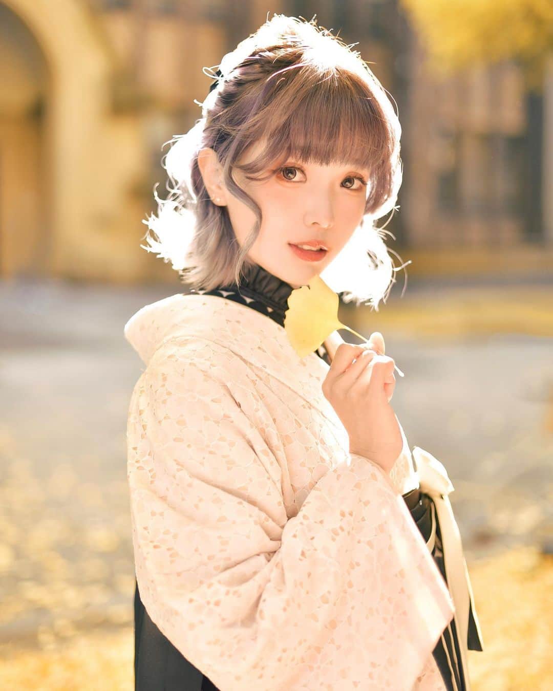 Elyのインスタグラム：「In the afternoon, where ginkgo and sunlight merge, enjoying the rustling sound of fallen leaves as we take a stroll together.🍂 Full 30p in this month set A💌 ✧ 銀杏と陽光が融合する午後、落ち葉の上を一緒に歩きながら、そのサラサラとした音を楽しむ🍂 フル写真セット(30枚)は今月のAセットに収録されています💌 ✧ 銀杏與陽光融合的午後，享受著與你散步在的落葉上的沙沙聲🍂 完整寫真組(30p)收錄在本月A組💌  #ely #elycosplay #portrait #hakama #袴 #銀杏」