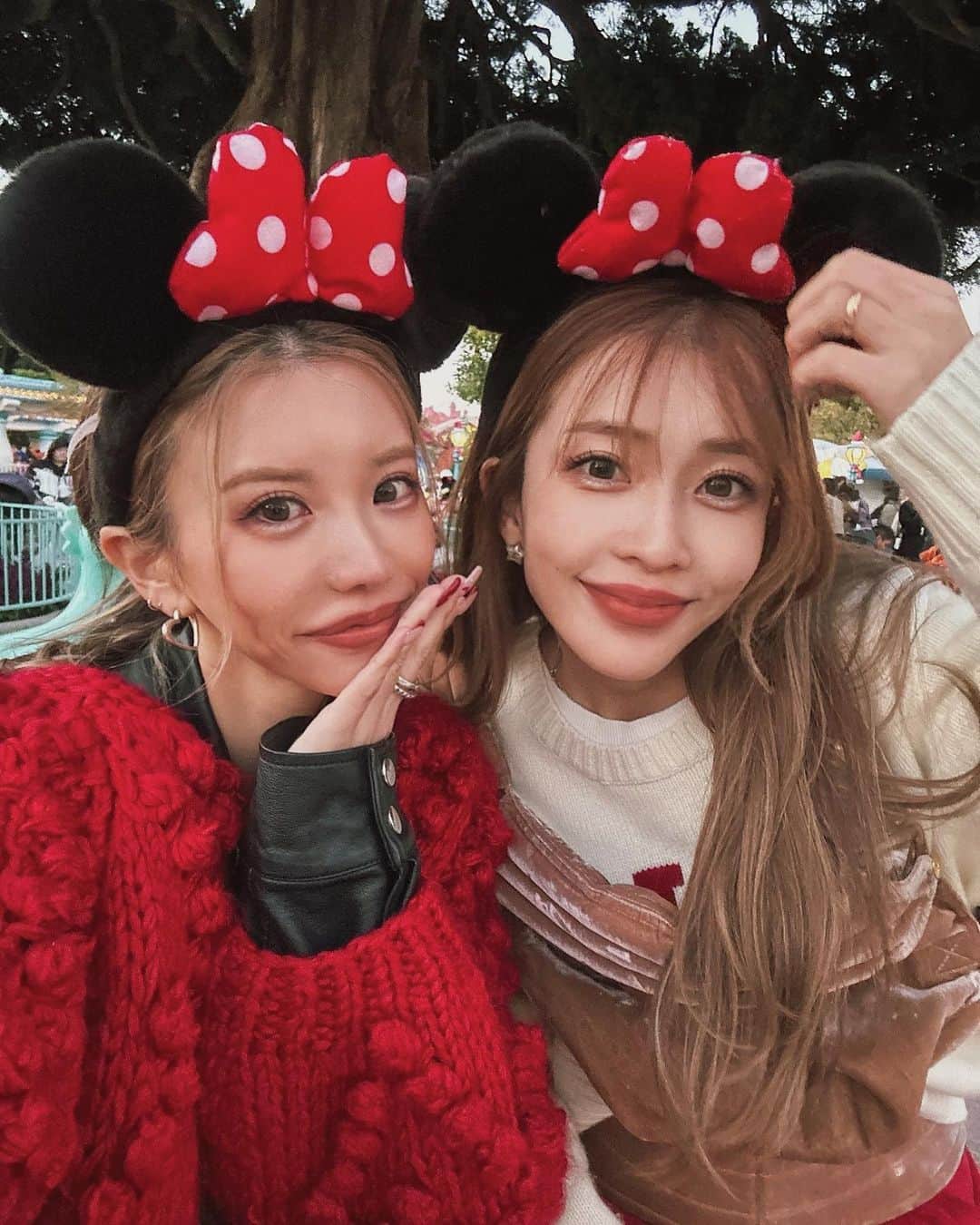 -LIFE IS FUN-のインスタグラム：「Disney🏰❤️  @xxkana513xx ファミリーと😍❤️🌈✨ 最前列で見せてあげる！って誘ってくれて😭男前すぎ  人見知り発動しすぎて👧🏻慣れるまで時間かかって🙏🏼💦 ミキミニ大好きなまたんは最初は静かに大興奮🤣👋🏼🔥 何度も何度もりーちゃんが優しくしてくれたおかげで だんだんエンジンかかってきて本当に本当に ずっと楽しそうだった、、、😭🫶🏼❤️❤️ ( 最後の写真はりーちゃんが🤳🏼8.9.10枚目が めちゃくちゃ楽しんでるのが伝わってくる😭🫶🏼)  エレクトロパレードはもうスポーツ観戦かの ように両手ぶんぶん振って大発狂🤣🙌🏼❤️ はじめて目の前で見れたパレードは格別だった、、🫠💘  息子たちは乗り物大好きだから今まで乗り物優先だったけど 男の子とはまた違ったキラキラが大好きな女の子ならではの 感覚なのかな？またパレード見せてあげたいなぁ〜🥹💖✨  #Disney #ディズニーコーデ #ディズニーランド  #ディズニー #ママコーデ #親子コーデ #赤コーデ #リンクコーデ #シミラールック」
