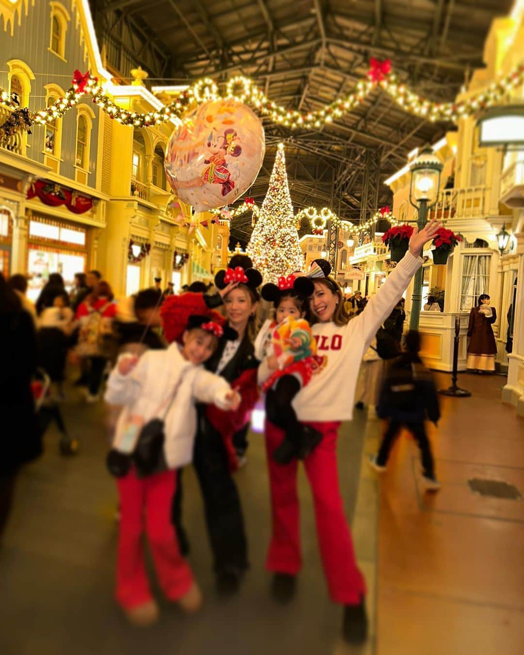 -LIFE IS FUN-さんのインスタグラム写真 - (-LIFE IS FUN-Instagram)「Disney🏰❤️  @xxkana513xx ファミリーと😍❤️🌈✨ 最前列で見せてあげる！って誘ってくれて😭男前すぎ  人見知り発動しすぎて👧🏻慣れるまで時間かかって🙏🏼💦 ミキミニ大好きなまたんは最初は静かに大興奮🤣👋🏼🔥 何度も何度もりーちゃんが優しくしてくれたおかげで だんだんエンジンかかってきて本当に本当に ずっと楽しそうだった、、、😭🫶🏼❤️❤️ ( 最後の写真はりーちゃんが🤳🏼8.9.10枚目が めちゃくちゃ楽しんでるのが伝わってくる😭🫶🏼)  エレクトロパレードはもうスポーツ観戦かの ように両手ぶんぶん振って大発狂🤣🙌🏼❤️ はじめて目の前で見れたパレードは格別だった、、🫠💘  息子たちは乗り物大好きだから今まで乗り物優先だったけど 男の子とはまた違ったキラキラが大好きな女の子ならではの 感覚なのかな？またパレード見せてあげたいなぁ〜🥹💖✨  #Disney #ディズニーコーデ #ディズニーランド  #ディズニー #ママコーデ #親子コーデ #赤コーデ #リンクコーデ #シミラールック」11月19日 19時43分 - kiyoko1207