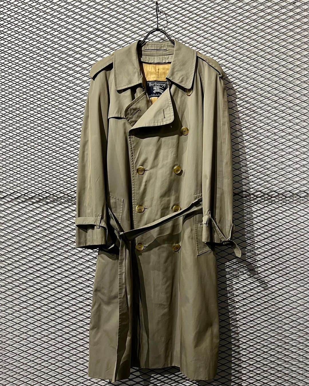 dudeのインスタグラム：「【 NEW ARRIVAL 】 ・ Burberry - Trench Coat (with Liner) ・ ・ ・ こちらの商品はdudeアカウントプロフィールのURL「dude online」より通販可能な商品となっております ・ @dude_harajuku @dude_harajuku_daily」