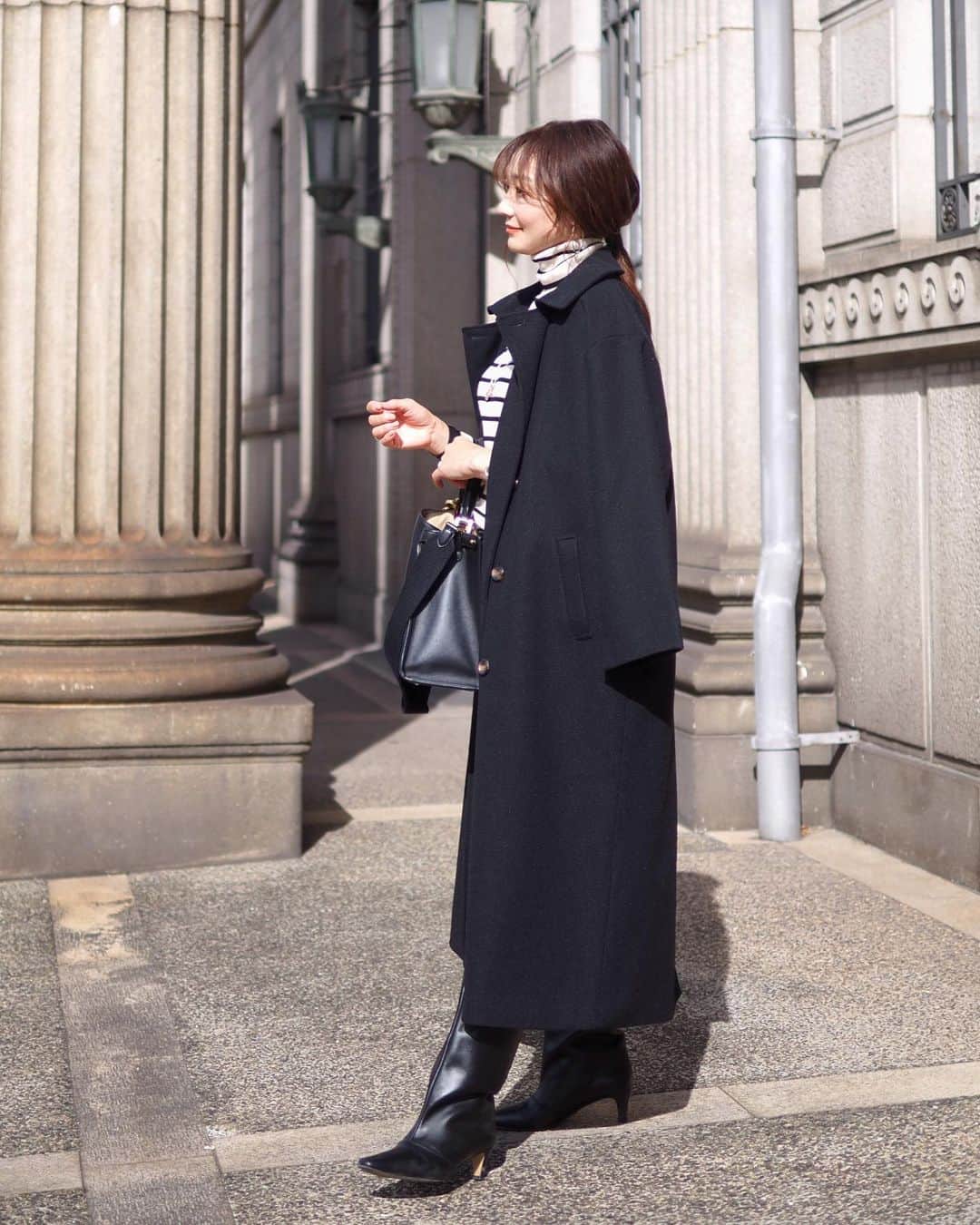 yoko178loveのインスタグラム：「#coordinate  トレンチデザインが大人カジュアルな ブラックコート✨ このコート実は襟が3wayなんです🙌 スタンドカラー、ステンカラー、ビッグカラー 3パターン楽しめます！  袖口と襟元からボーダーをチラリと のぞかせてカジュアルに☺️  coat  @riberry.official  ✔︎ZOZOで¥1,000クーポン実施中 knit  #uniqlo  #riberry #riberry_snap #リベリー #zozotown #ゾゾタウン #大人カジュアル #オトナカジュアル #casualstyle #fashion#コート #冬コーデ」