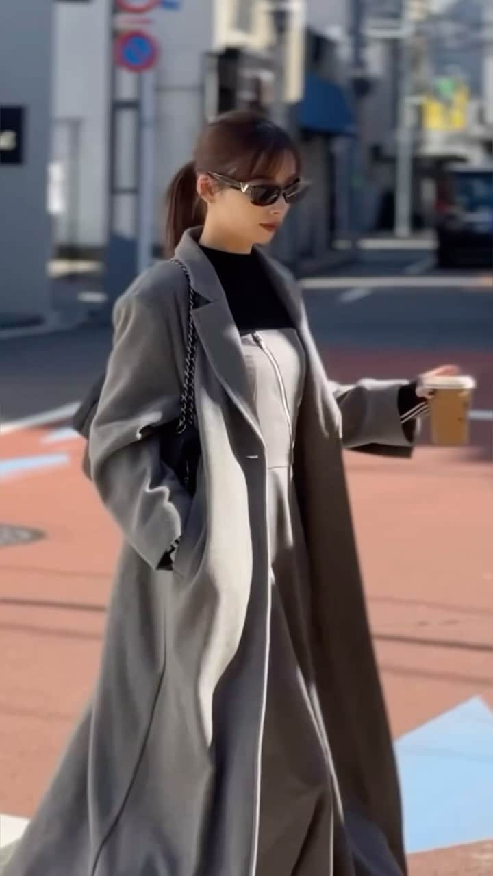 谷川菜奈のインスタグラム：「今年のコート🖤🩶 フロントボタンの位置を高くしてスタイルアップ、 後ろのボタンは好きな高さで！！ シルエットにも拘ったよ💕 ずーっと使えるデザイン😉 @leannofficial」