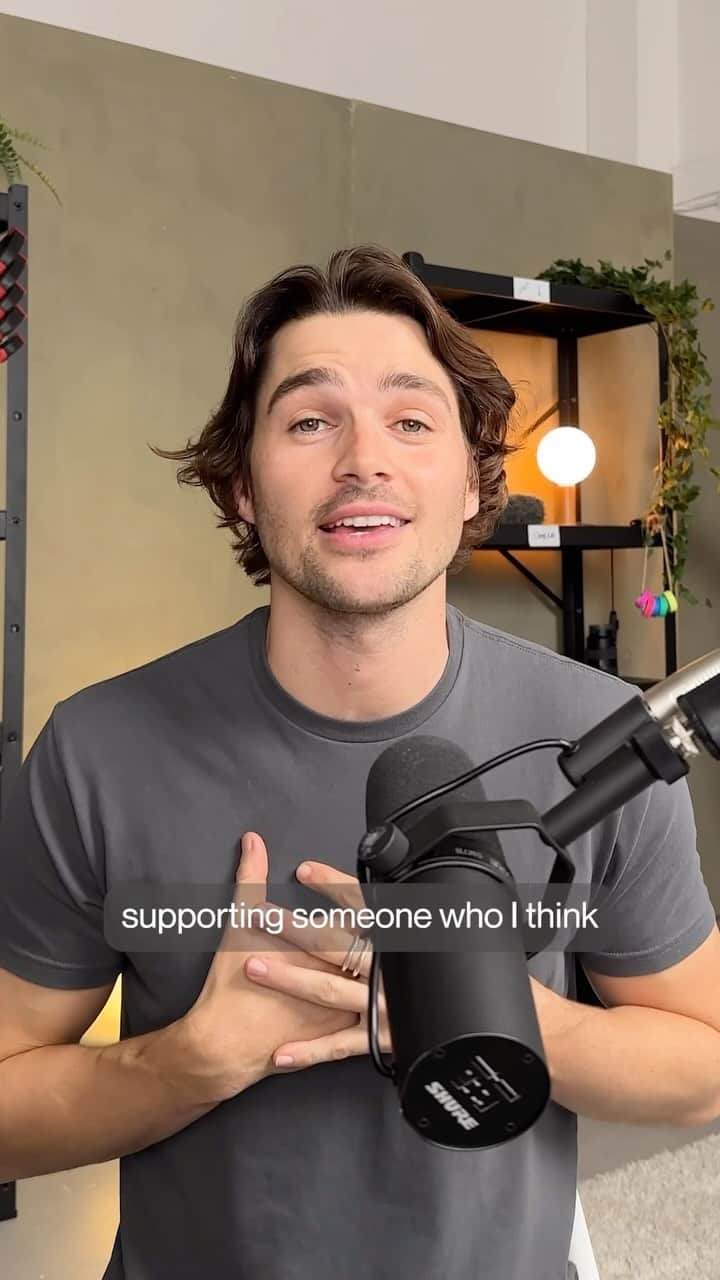 Jackson Harriesのインスタグラム：「WE NEED YOUR HELP!! 🙏🏼  @frias_daphne is a remarkable young climate justice activist who’s currently raising funds to get to the climate conference COP28 in Dubai.   Daphne is SO close to her fundraising goal but struggling to hit the final amount so we’re asking our community to help in anyway you can.   Drop Daphne a message to say hi and please consider supporting her campaign: https://gofund.me/35cff33c (You can also find this in my bio)  ❤️」