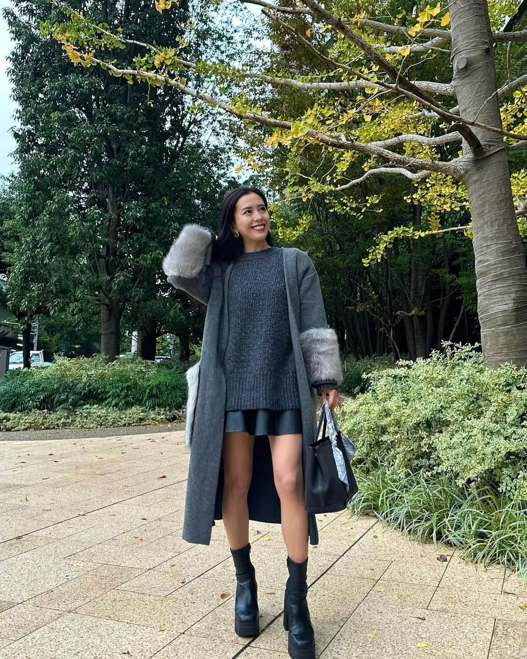 黒田麻理耶のインスタグラム：「🐭💭 . 冬服はブラックの次に グレー率が高いことに気付きました🐭🖤 . #instafashion  #cordinate  #fashion #156cm  #まりやコーデ  #コーディネート . outer #CELFORD tops #plusotoha bottoms 韓国で購入 bag #HERMES」
