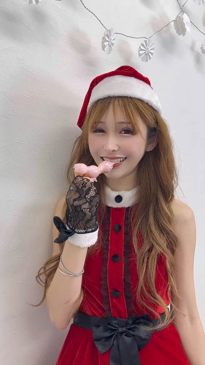 浦西ひかるのインスタグラム：「Xmas🎄♡  クリスマス前にサンタ沢山着れた🤶  ドーナツ前まで選ばなかったのにいちご味最近ハマっててお菓子とかなんでもいちご味選びがちになった🤣💖  クリスマス当日何しようかなぁ💡🎄  #chirsmas #xsmas #クリスマス #🎄」