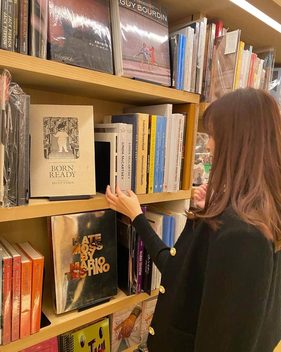 和田瞳さんのインスタグラム写真 - (和田瞳Instagram)「この日ファンデをmakehealのものにしてるんだけどとってもいい感じ🫶🏻 自分に合うファンデの日は写真が盛れる気がするの。 カラーは基本的にいつもいちばん明るいものを選んでいます、今回はピュリティにしました！  すっぴんのままで可愛くいられるようにスキンケアこだわるのも楽しいし、メイクで可愛くなれるように試行錯誤するのも楽しい🥺♡ 美容って本当に終わりがないからこれからも自分の顔と真剣に向き合ってく！！！！！ . . . PR @onemake.llc #韓国コスメブランド #韓国ファンデーション #韓国コスメ通販 #韓国コスメショップ #おすすめ韓国コスメ #カバー力 #makeheal #メイクヒール」11月19日 19時44分 - hitogram0218