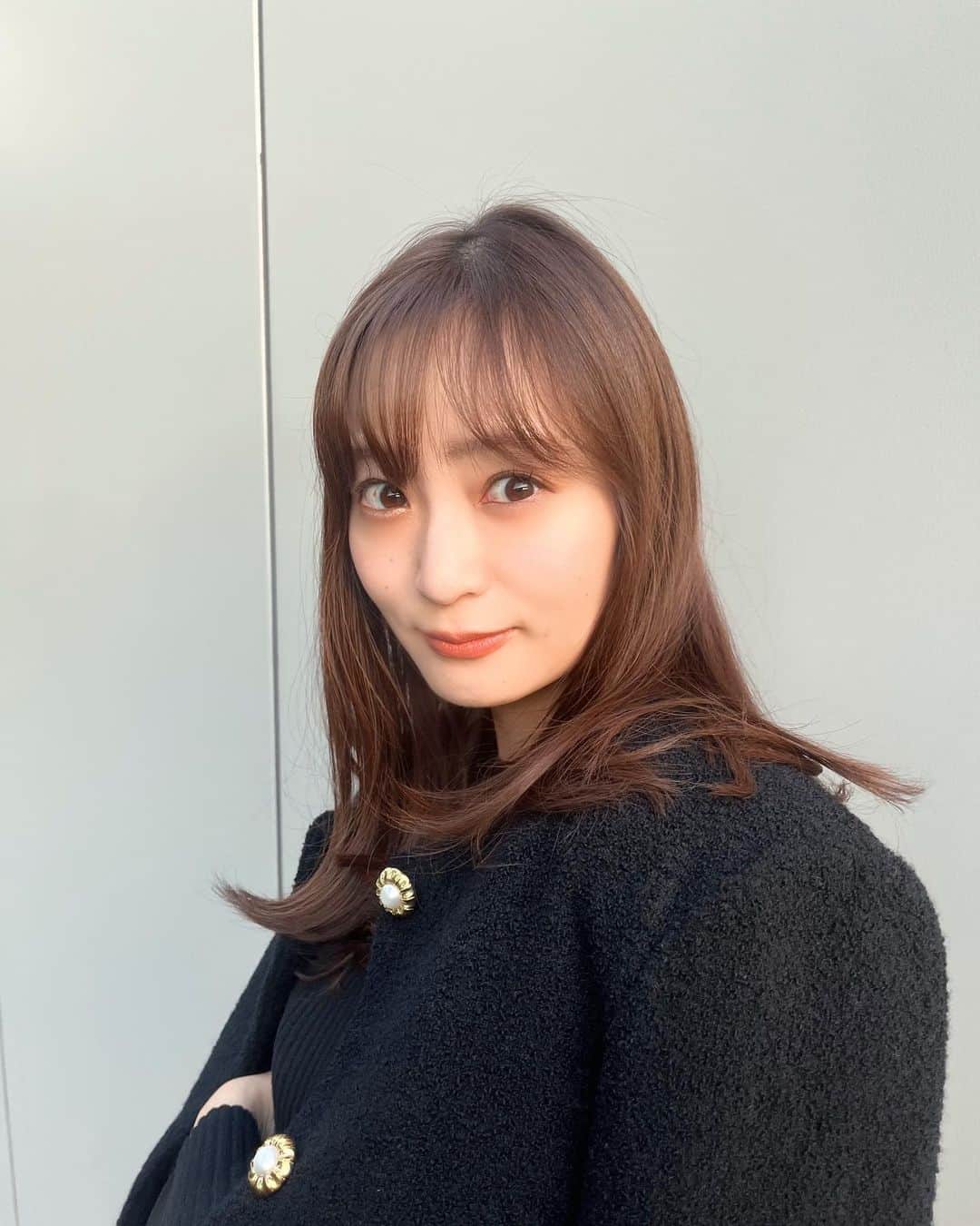 和田瞳さんのインスタグラム写真 - (和田瞳Instagram)「この日ファンデをmakehealのものにしてるんだけどとってもいい感じ🫶🏻 自分に合うファンデの日は写真が盛れる気がするの。 カラーは基本的にいつもいちばん明るいものを選んでいます、今回はピュリティにしました！  すっぴんのままで可愛くいられるようにスキンケアこだわるのも楽しいし、メイクで可愛くなれるように試行錯誤するのも楽しい🥺♡ 美容って本当に終わりがないからこれからも自分の顔と真剣に向き合ってく！！！！！ . . . PR @onemake.llc #韓国コスメブランド #韓国ファンデーション #韓国コスメ通販 #韓国コスメショップ #おすすめ韓国コスメ #カバー力 #makeheal #メイクヒール」11月19日 19時44分 - hitogram0218