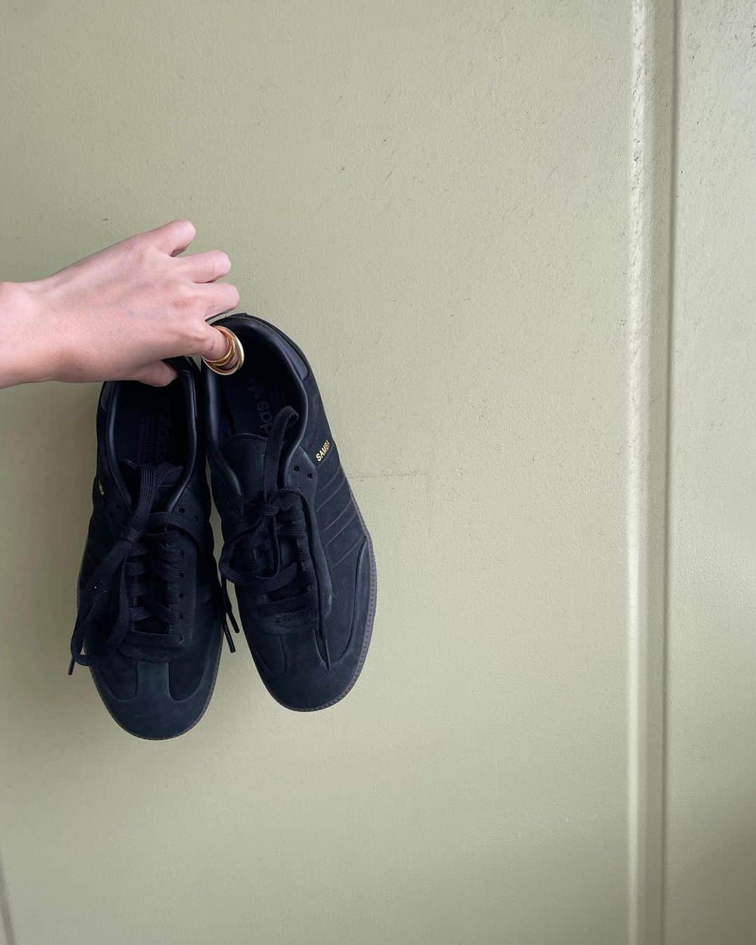 船曳ひろみのインスタグラム：「真っ黒SAMBA ♡ #adidas」
