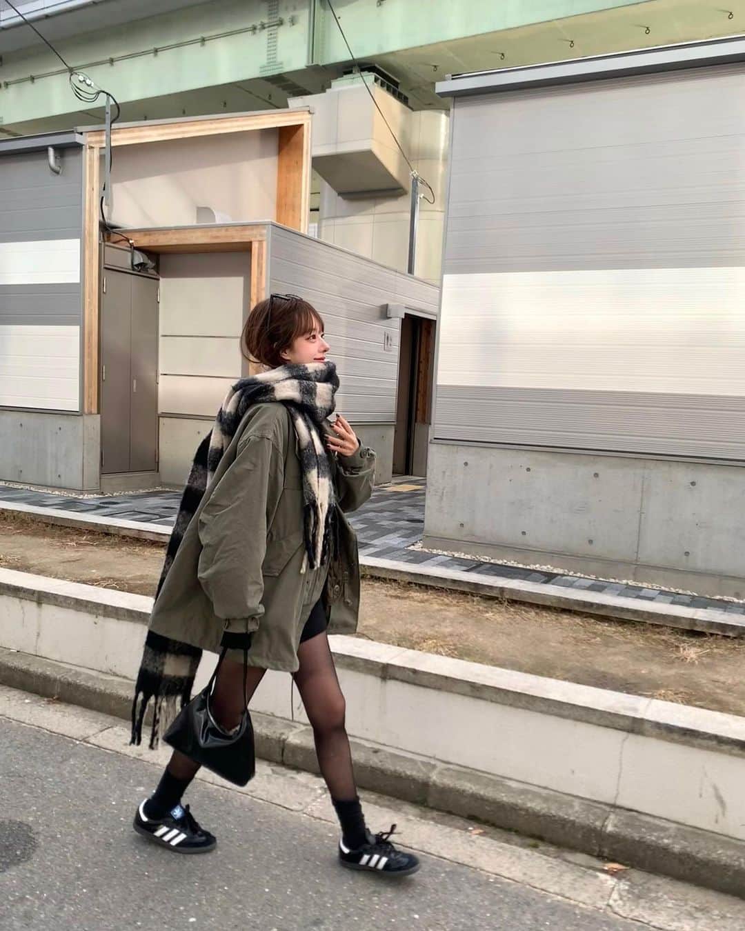 ITSUKIのインスタグラム：「.  @freaksstore_officialのモッズコート🧥 あんまり普段着ないテイストで新鮮、、♡ ふわっと広がるシルエットがかわいくて、タイツ×スニーカー合わせに👟  ライナーが取り外しできるから活躍期間長くていっぱい着回せそう🤓！  ZOZOTOWNでクーポン出てるみたいです🎄  #freaksstore#フリークスストア #モッズコート#ミリタリー #uniqlo #zara」