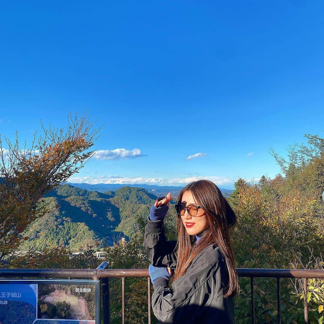 岩下真奈さんのインスタグラム写真 - (岩下真奈Instagram)「2023.11.19 #diary ⛰ * 昨日は高尾山に登ってきました🥾 . . 割と弾丸で行ったので体力が仕上がっておらず 登頂できず中腹で断念😂 . でもめちゃくちゃ良い運動になった❕ . . 高尾山は紅葉で有名みたいで かなり多くの人で賑わっていました🍁 . 個人的にはまだ深まり足りないかったかな〜💭 . . やっぱり緑に囲まれて、空気の澄んだ道を歩いていると すごくリフレッシュ出来て良かった☺️🫧 . なんかね、山道入った瞬間すごく空気が一変したんだよね。 神社入った時みたいな、キリッとする感じ。 . 思わず深呼吸しちゃった。 前日雨降ってたからよりヒンヤリしてたと思う(絶対にそれ) . . リフトやケーブルカーと合流する中腹で折り返したんだけど、 そこでランチしたのも最高だったので次の投稿に載せるね🍽 . いっぱい食べて下山してお団子も食べちゃったのは内緒🤫 . . 久しぶりにアクティブな遊びして楽しかった〜🎶 . 次はちゃんと体力つけて山頂までリベンジしたいと思います✊ . . . #高尾山 #登山 #山登り #山ガール #レジャー #紅葉   #model #makeup #fashion #秋冬コーデ #今日のコーデ #サムホール #サングラス #ブルベ冬 #骨格ナチュラル #モデル #広告モデル #ポートレート #撮影依頼募集中 #撮影会 #フリーランス #タレント #インフルエンサー #お仕事依頼受付中 #おしゃれさんと繋がりたい #カフェ好きな人と繋がりたい #邦ロック好きな人と繋がりたい #美容好きな人と繋がりたい」11月19日 19時47分 - mana_mdleam