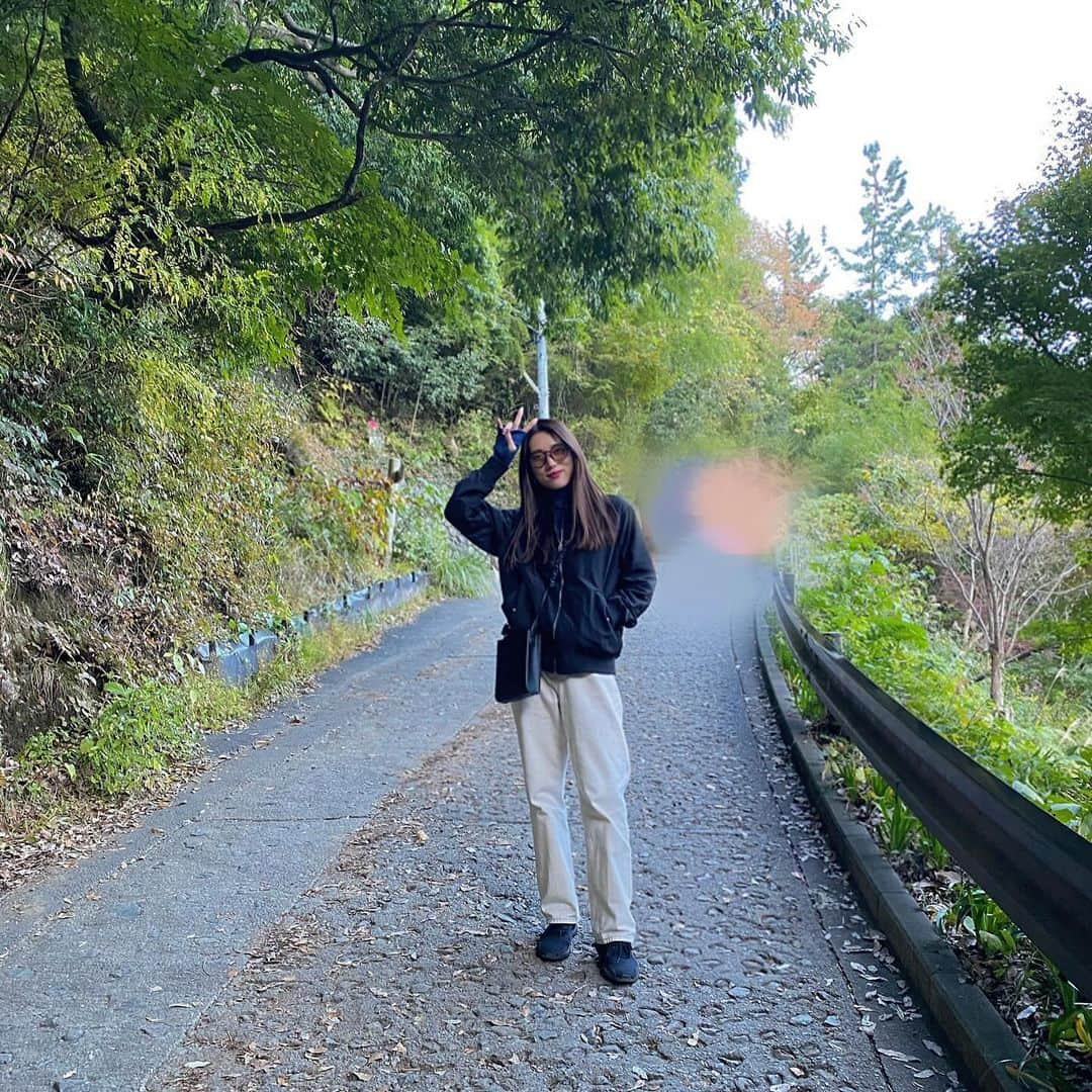 岩下真奈のインスタグラム：「2023.11.19 #diary ⛰ * 昨日は高尾山に登ってきました🥾 . . 割と弾丸で行ったので体力が仕上がっておらず 登頂できず中腹で断念😂 . でもめちゃくちゃ良い運動になった❕ . . 高尾山は紅葉で有名みたいで かなり多くの人で賑わっていました🍁 . 個人的にはまだ深まり足りないかったかな〜💭 . . やっぱり緑に囲まれて、空気の澄んだ道を歩いていると すごくリフレッシュ出来て良かった☺️🫧 . なんかね、山道入った瞬間すごく空気が一変したんだよね。 神社入った時みたいな、キリッとする感じ。 . 思わず深呼吸しちゃった。 前日雨降ってたからよりヒンヤリしてたと思う(絶対にそれ) . . リフトやケーブルカーと合流する中腹で折り返したんだけど、 そこでランチしたのも最高だったので次の投稿に載せるね🍽 . いっぱい食べて下山してお団子も食べちゃったのは内緒🤫 . . 久しぶりにアクティブな遊びして楽しかった〜🎶 . 次はちゃんと体力つけて山頂までリベンジしたいと思います✊ . . . #高尾山 #登山 #山登り #山ガール #レジャー #紅葉   #model #makeup #fashion #秋冬コーデ #今日のコーデ #サムホール #サングラス #ブルベ冬 #骨格ナチュラル #モデル #広告モデル #ポートレート #撮影依頼募集中 #撮影会 #フリーランス #タレント #インフルエンサー #お仕事依頼受付中 #おしゃれさんと繋がりたい #カフェ好きな人と繋がりたい #邦ロック好きな人と繋がりたい #美容好きな人と繋がりたい」