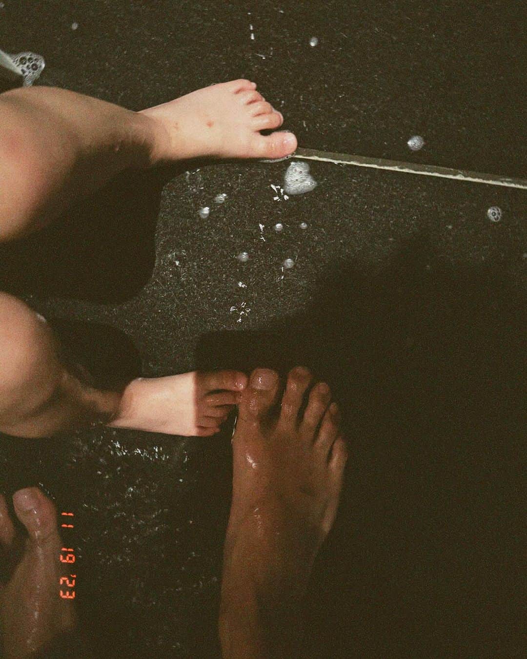 余文樂さんのインスタグラム写真 - (余文樂Instagram)「很享受還能跟妳一起洗澡 很快妳就會長大了 👧🏻👨🏻」11月19日 19時48分 - lok666