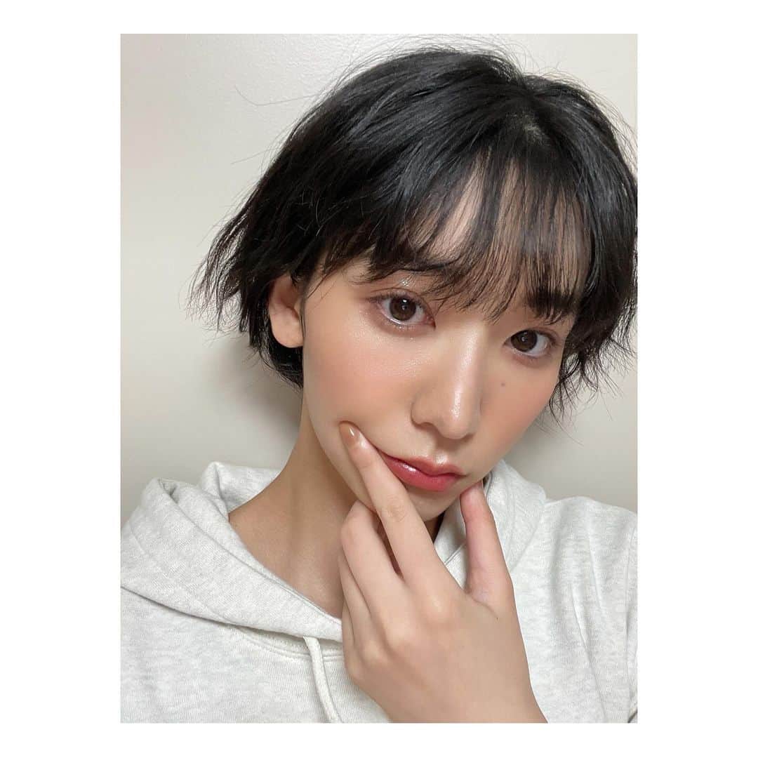 小貫莉奈のインスタグラム：「ショートカットのくるくるもいい感じ🌀  久しぶりのがっつりメイクで楽しかった📸🫧」