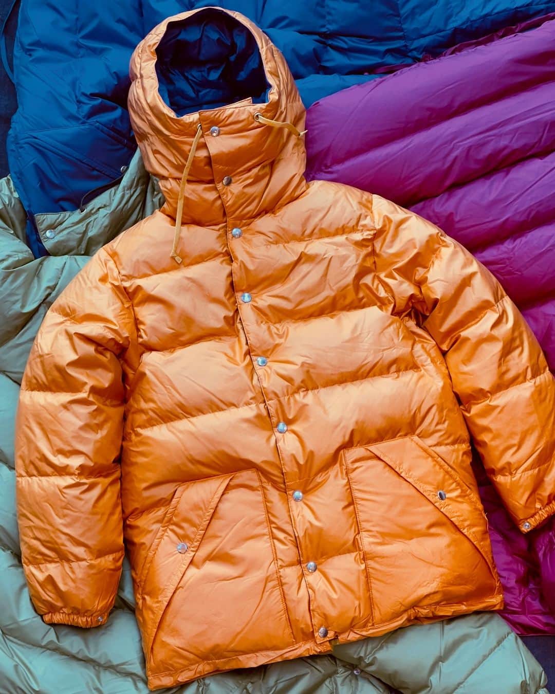 BEAMS+のインスタグラム：「・   BEAMS PLUS RECOMMEND  〈BEAMS PLUS〉  EXPEDITION DOWN  Based on a vintage outdoor down jacket, this jacket has been updated to modern specifications, with 800-fill-power padding made of luxurious, high-quality down from ALLIED FEATHER DOWN.  -------------------------------------  ヴィンテージのアウトドアダウンジャケットをベースに現代仕様にアップデート。800フィルパワーの中綿はALLIED FEATHER DOWN社の高品質なダウンを贅沢に使用。   #beams #beamsplus #beamsplusharajuku   #mensfashion」