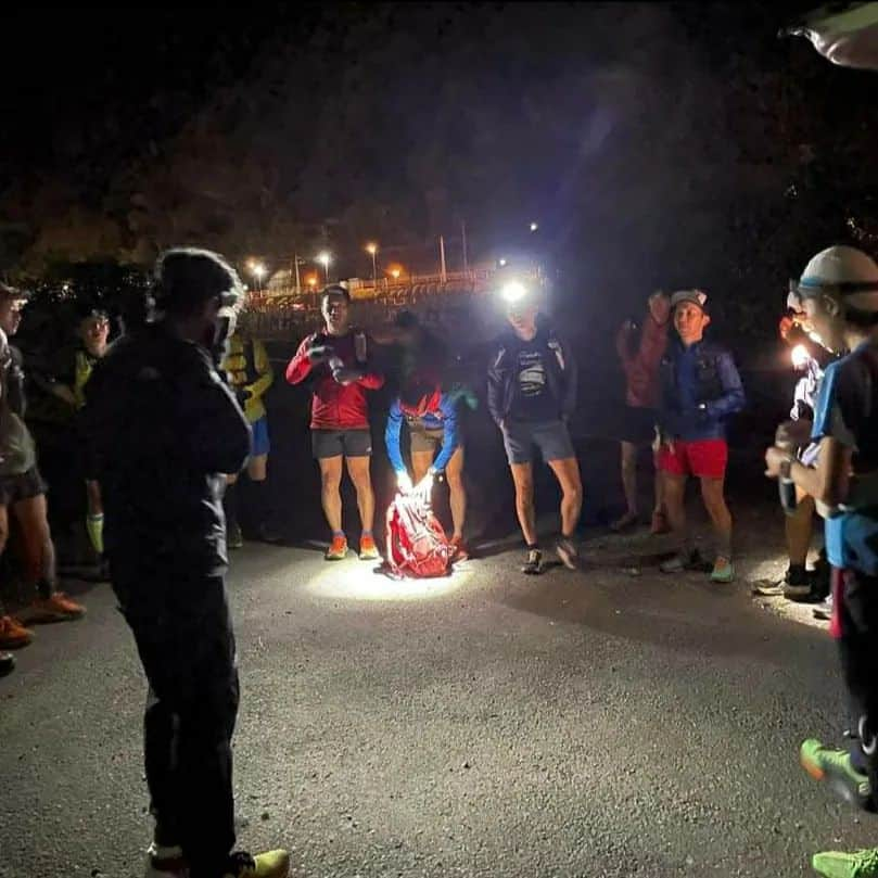 鏑木毅さんのインスタグラム写真 - (鏑木毅Instagram)「箱根外輪山50kmの最難関ルート（累積3200m）をチーム100マイルラビット（上級）チームメンバーとともに駆け抜けました。ストックを駆使し何とかついて行くことが出来ました…。 少しずつ 復活の足がかりを つかむことができています。 それにしても皆、速い、強い。 自分で言うのもなんですがこのチームに入ると 別人のように みんな強くなります。 しかしそれが極端すぎて…、まるで皆「修羅の道」を歩んでいるが如くです…。 なので 私はいつも追いつかれ 追い越され。 もちろん 嬉しい気持ちで一杯なのですが、 若干せつなくもあります…。皆100マイルの悪魔的な魅力にとり憑かれ、修羅の道を突き進んでいます。でもこの環境が自分には正直心地がいいです。 あ、異常集団のような書きようですが中級（トータス）チームはもっと敷居が低いですし、メンバーは皆さん人柄が良い人（これホントそう感じます）ばかりなので皆さんも是非とも挑戦してください！ #トレイルランニング #trailrunning #thenorthfacejapan #ザノースフェイス #vectivpro #tsuyoshikaburaki #goldwin #gontex #essサングラス #アスタビータスポーツ #チーム100マイル #箱根50k #osj湘南クラブハウス #fuji100mile #mf100 #100マイルレースを目指して」11月19日 19時50分 - tsuyoshikaburaki