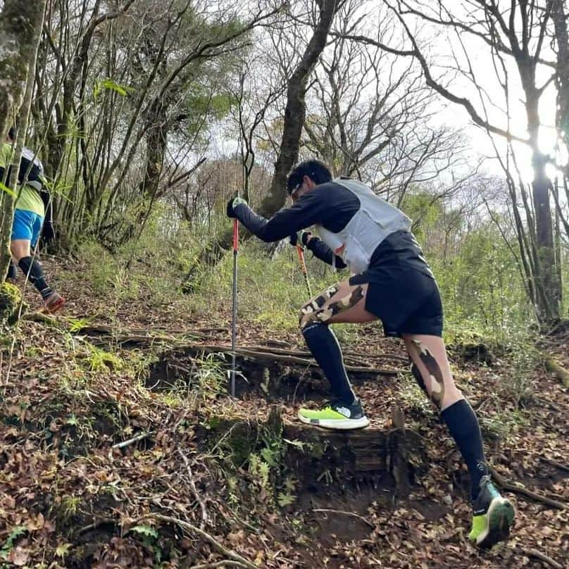 鏑木毅のインスタグラム：「箱根外輪山50kmの最難関ルート（累積3200m）をチーム100マイルラビット（上級）チームメンバーとともに駆け抜けました。ストックを駆使し何とかついて行くことが出来ました…。 少しずつ 復活の足がかりを つかむことができています。 それにしても皆、速い、強い。 自分で言うのもなんですがこのチームに入ると 別人のように みんな強くなります。 しかしそれが極端すぎて…、まるで皆「修羅の道」を歩んでいるが如くです…。 なので 私はいつも追いつかれ 追い越され。 もちろん 嬉しい気持ちで一杯なのですが、 若干せつなくもあります…。皆100マイルの悪魔的な魅力にとり憑かれ、修羅の道を突き進んでいます。でもこの環境が自分には正直心地がいいです。 あ、異常集団のような書きようですが中級（トータス）チームはもっと敷居が低いですし、メンバーは皆さん人柄が良い人（これホントそう感じます）ばかりなので皆さんも是非とも挑戦してください！ #トレイルランニング #trailrunning #thenorthfacejapan #ザノースフェイス #vectivpro #tsuyoshikaburaki #goldwin #gontex #essサングラス #アスタビータスポーツ #チーム100マイル #箱根50k #osj湘南クラブハウス #fuji100mile #mf100 #100マイルレースを目指して」