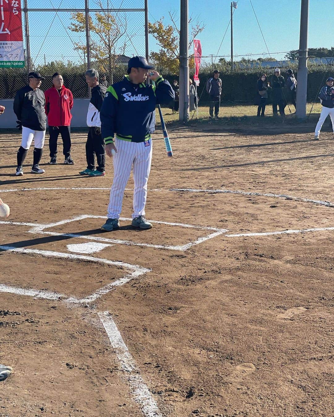 宮本慎也のインスタグラム：「今日は朝から千葉県・匝瑳市で野球教室。小中学生約50名。今朝は寒さで冷え込んでいましたがみんな元気でハツラツとしてました」